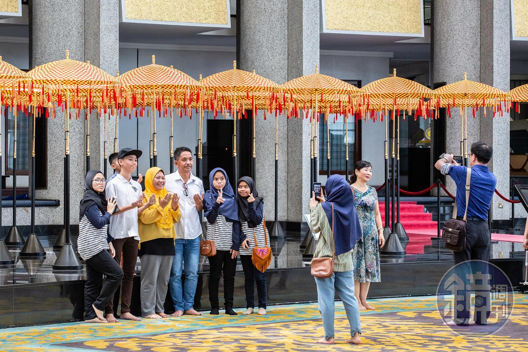 華麗的金傘吸引旅人朝聖合影。