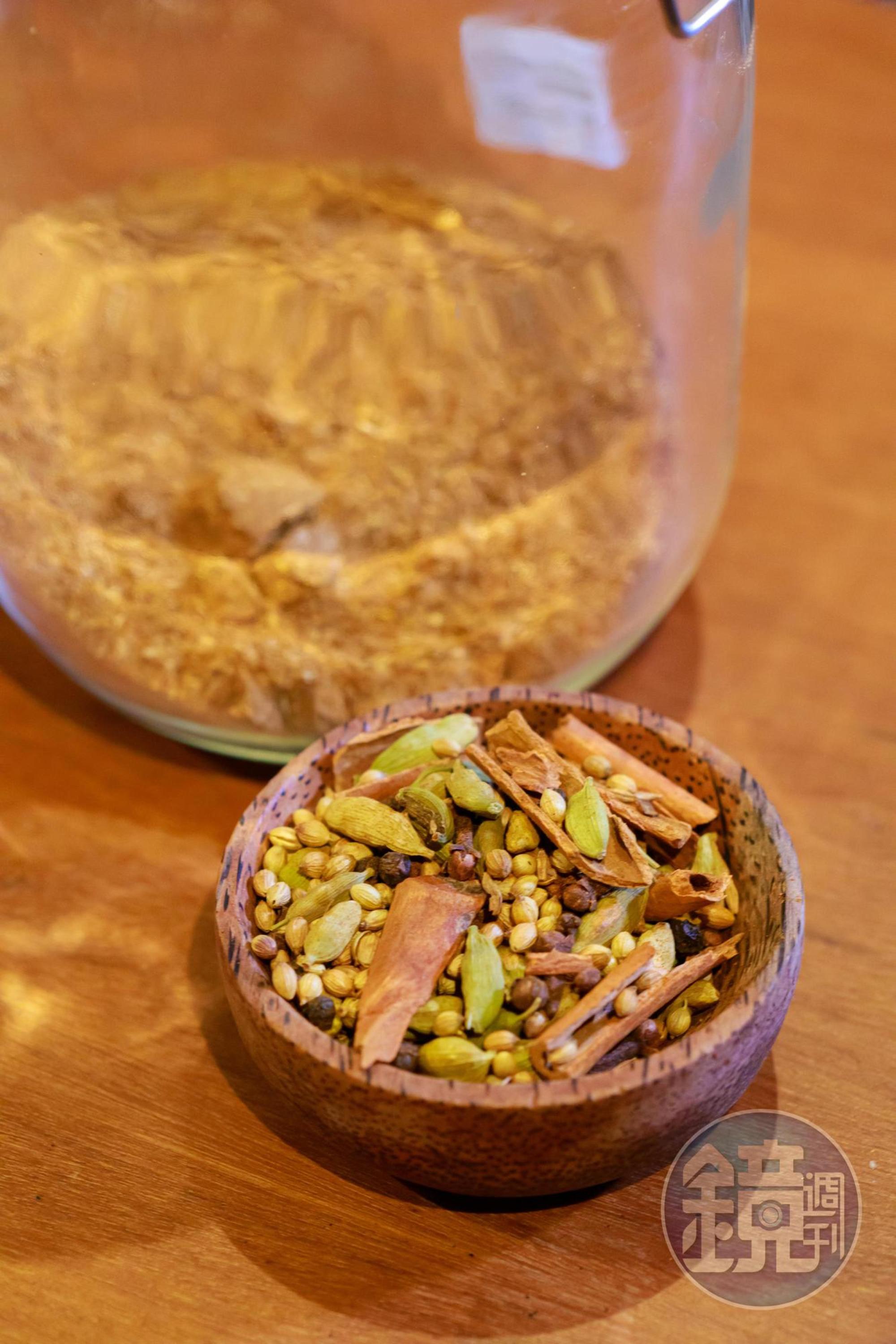 炒咖哩醬用到的辛香料包含肉桂、豆蔻、黑胡椒、辣椒粉等。