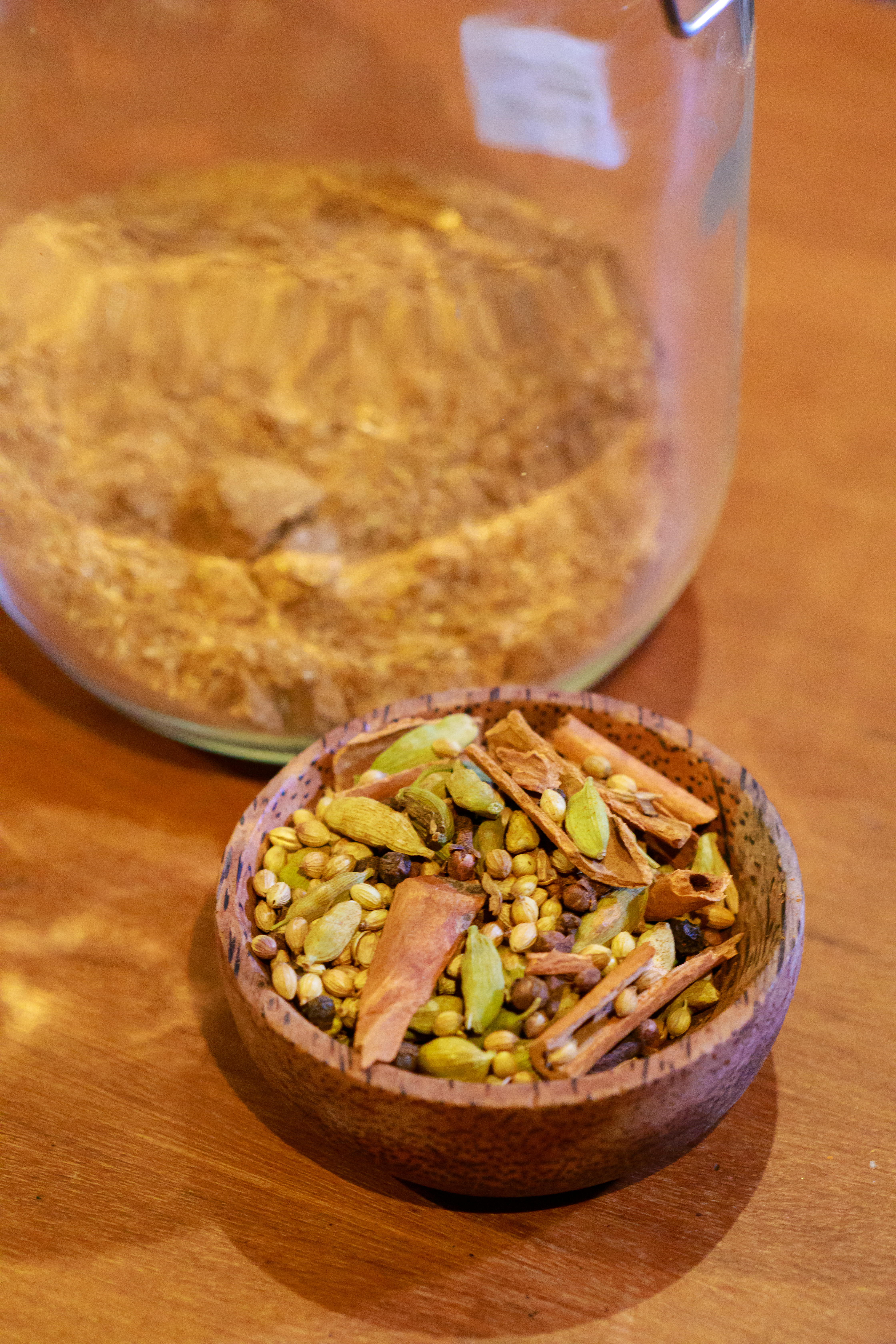 炒咖哩醬用到的辛香料包含肉桂、豆蔻、黑胡椒、辣椒粉等。