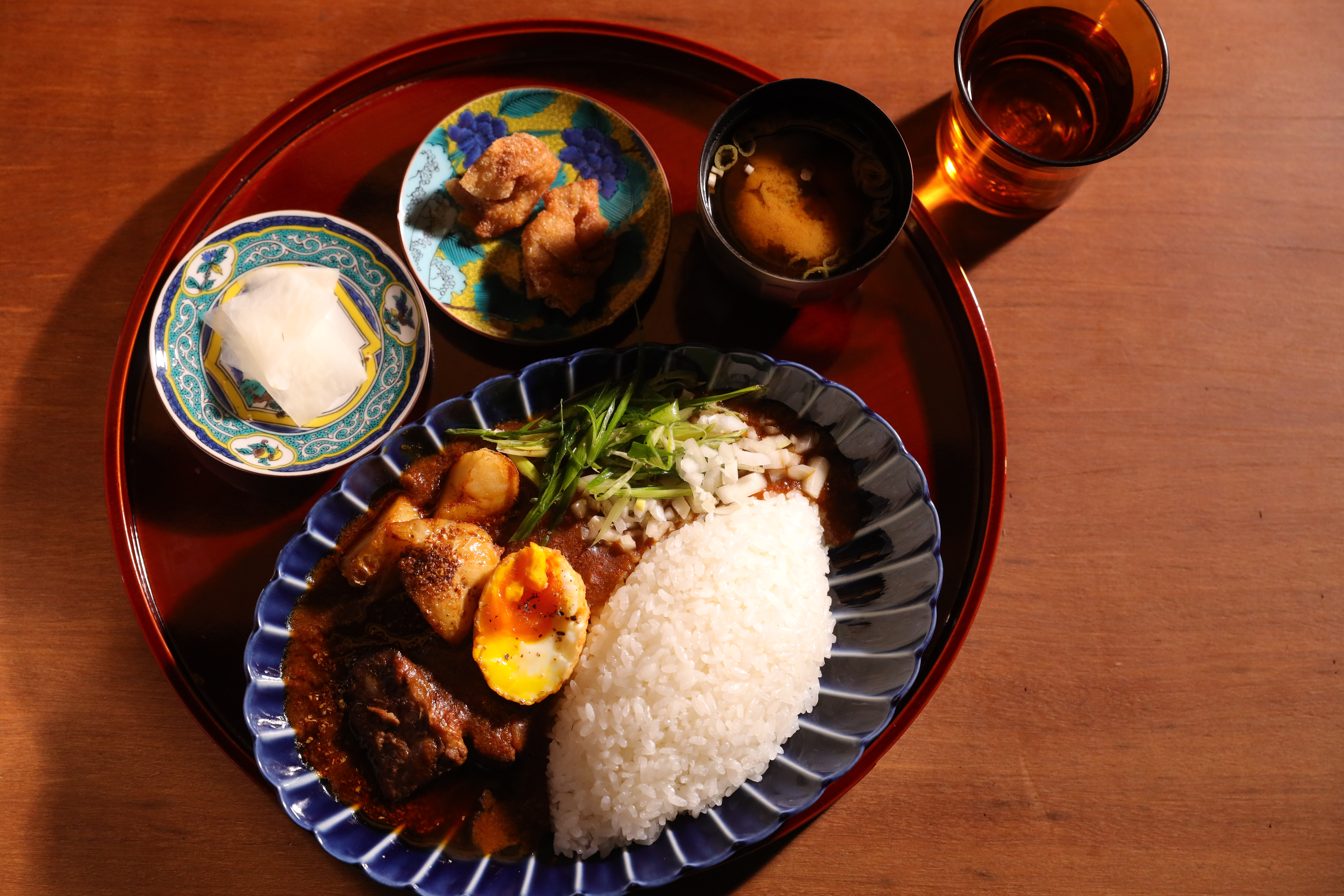 「牛肉熟成咖哩定食」會在咖哩醬上淋自製辣油，除了能吃到蔬菜的甜味，還有花椒的香氣。（230元／份）