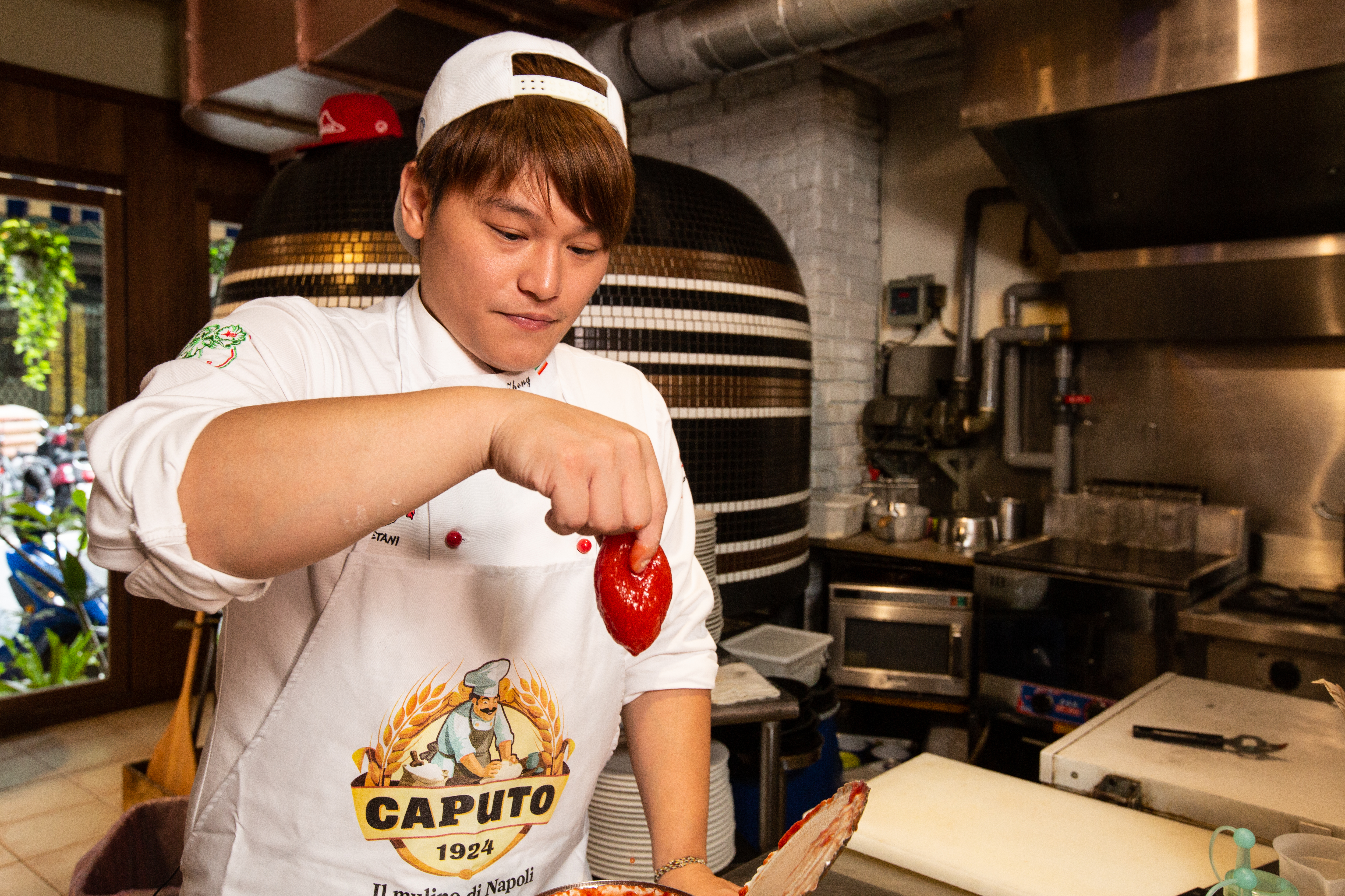 在義大利，製作披薩的聖馬札諾番茄都得經過女性精挑細選。