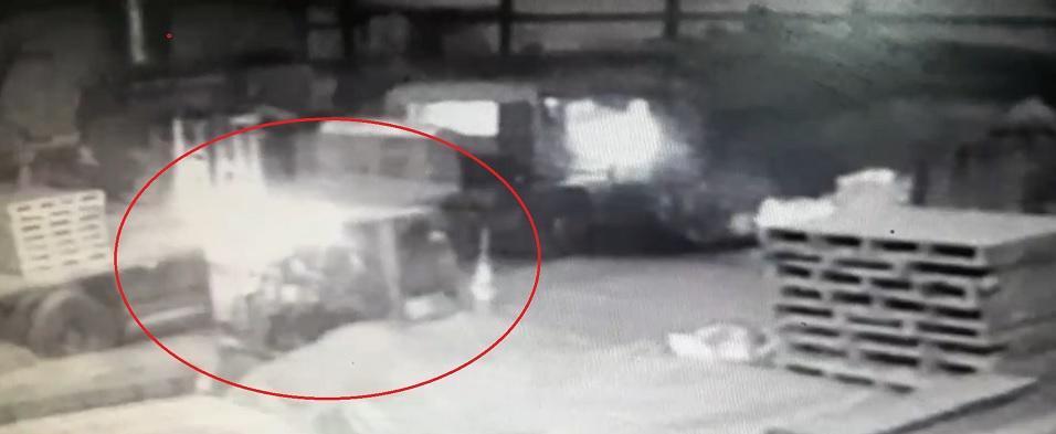 堆高機疑因未停好沿斜坡滑動,萬男為阻止車輛移動跳上車,卻反遭翻覆車體壓死。(翻攝畫面)