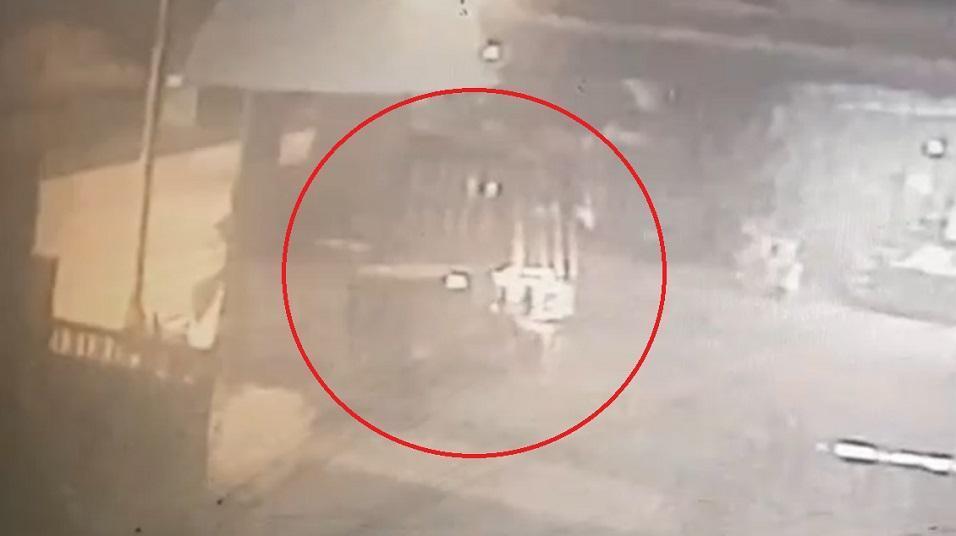 萬姓男子夜半獨自操作堆高機卸貨。(翻攝畫面)