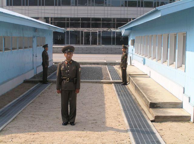 板門店是位於朝鮮民主主義人民共和國與大韓民國之間的非軍事區。(翻攝自wikimedia)