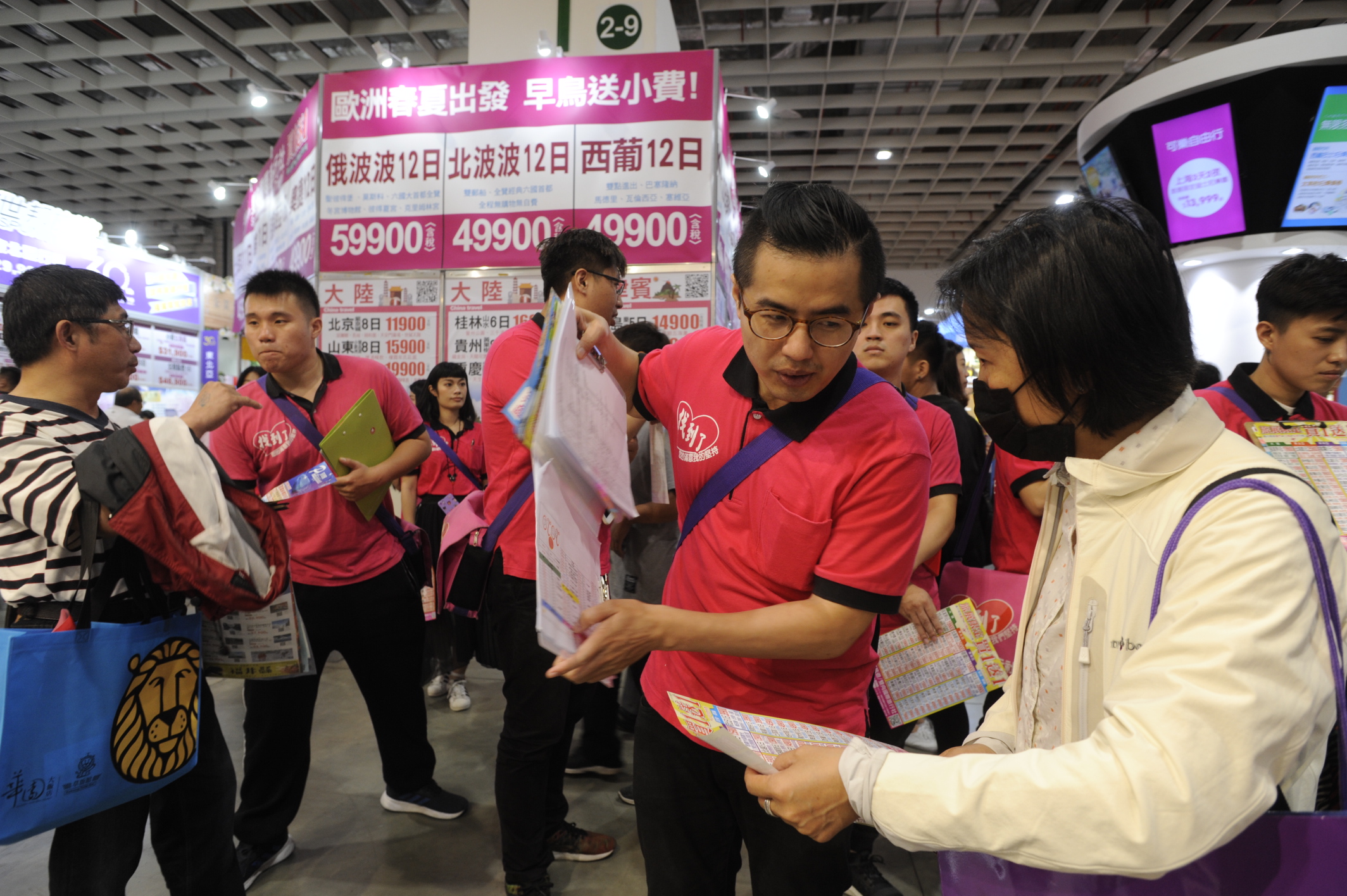 旅展中推出各種下殺商品，吸引民眾進場搶購。不過想買得安心，有不少眉角要注意。