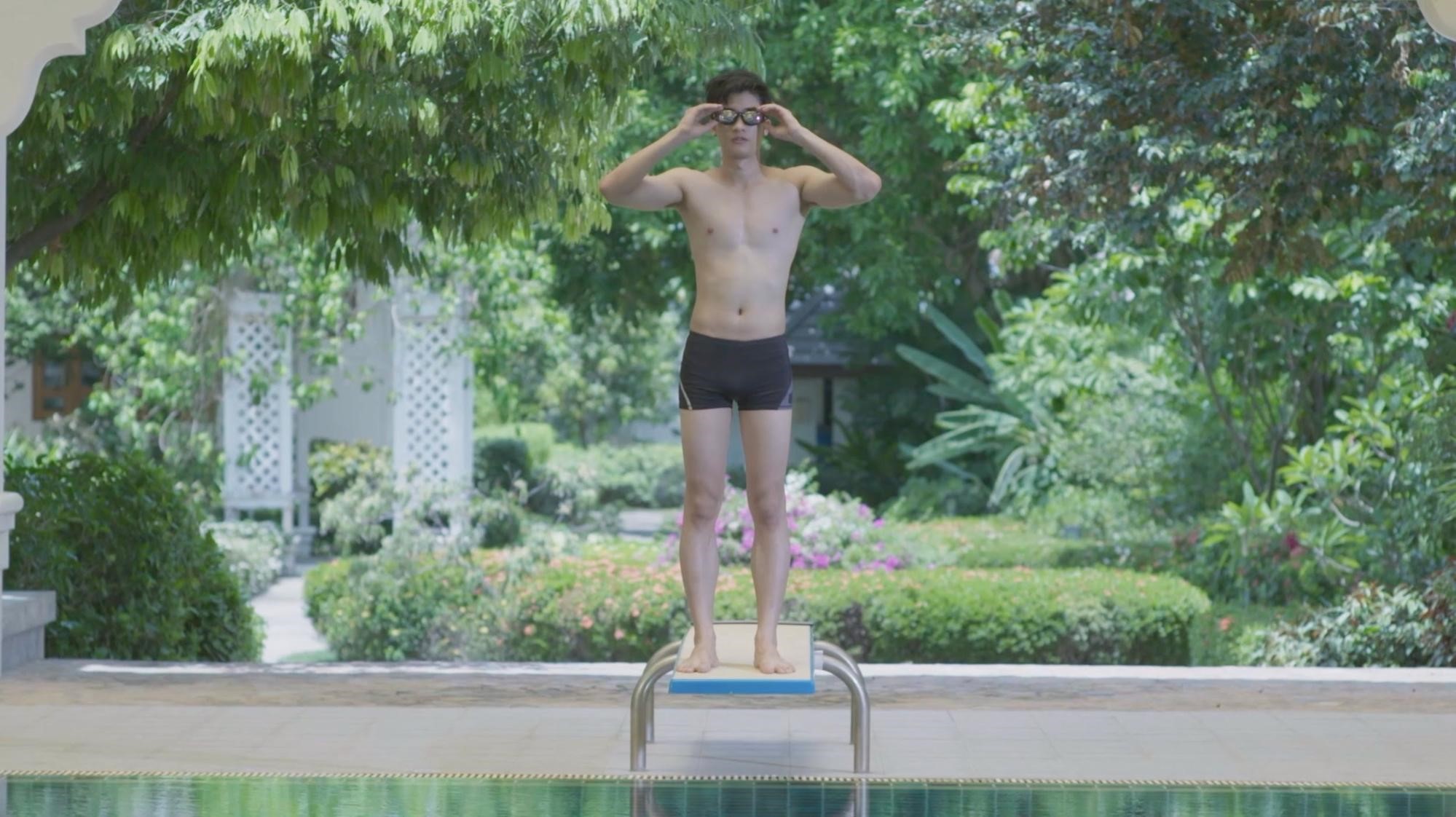 Tawan在BL劇《深藍之吻》首集露肌跳水，但他自認不擅長「耍帥」。（LINE TV提供）