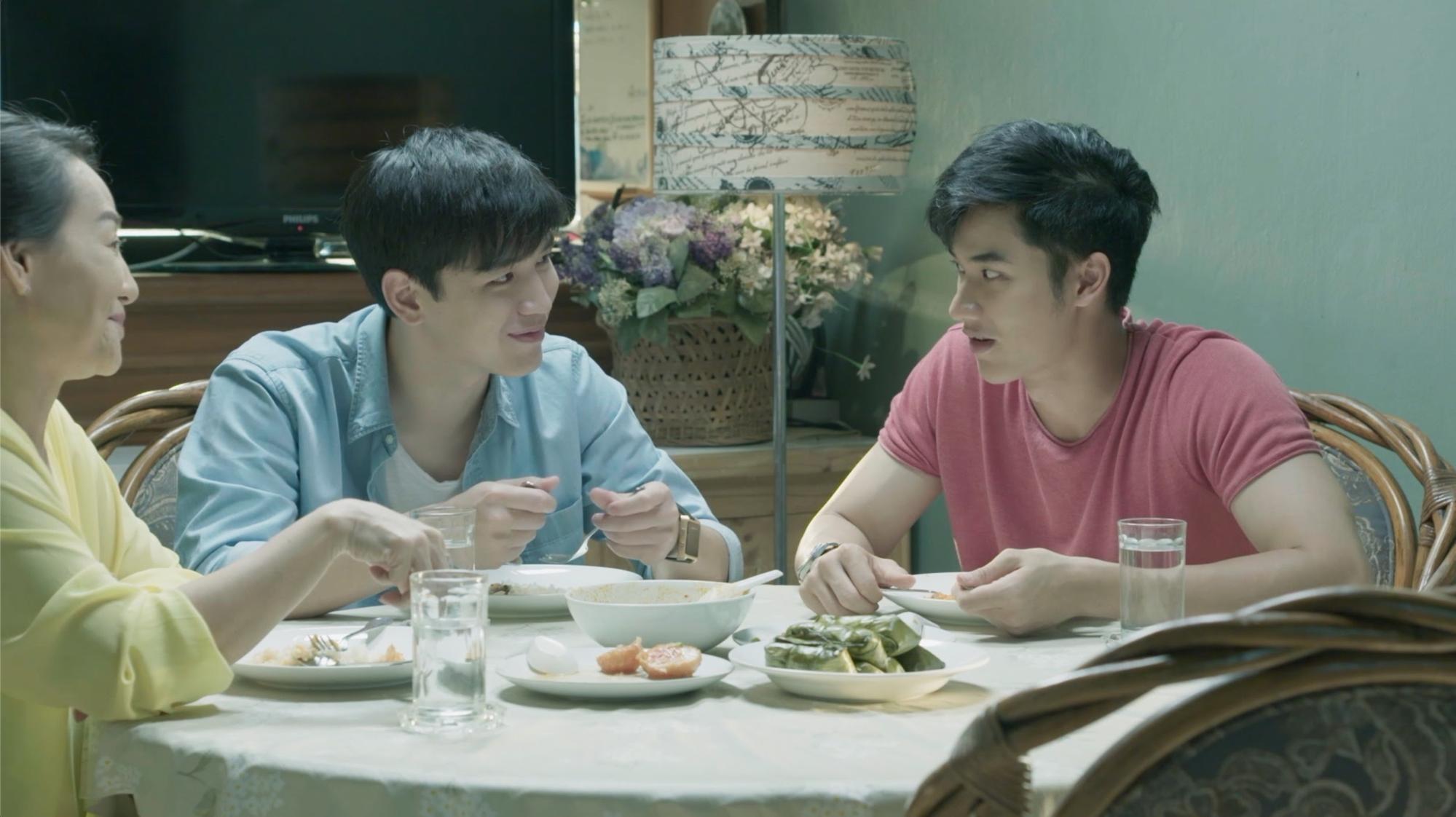 Tawan（中）及Newwiee（右）3度在BL劇《深藍之吻》合作。（LINE TV提供）