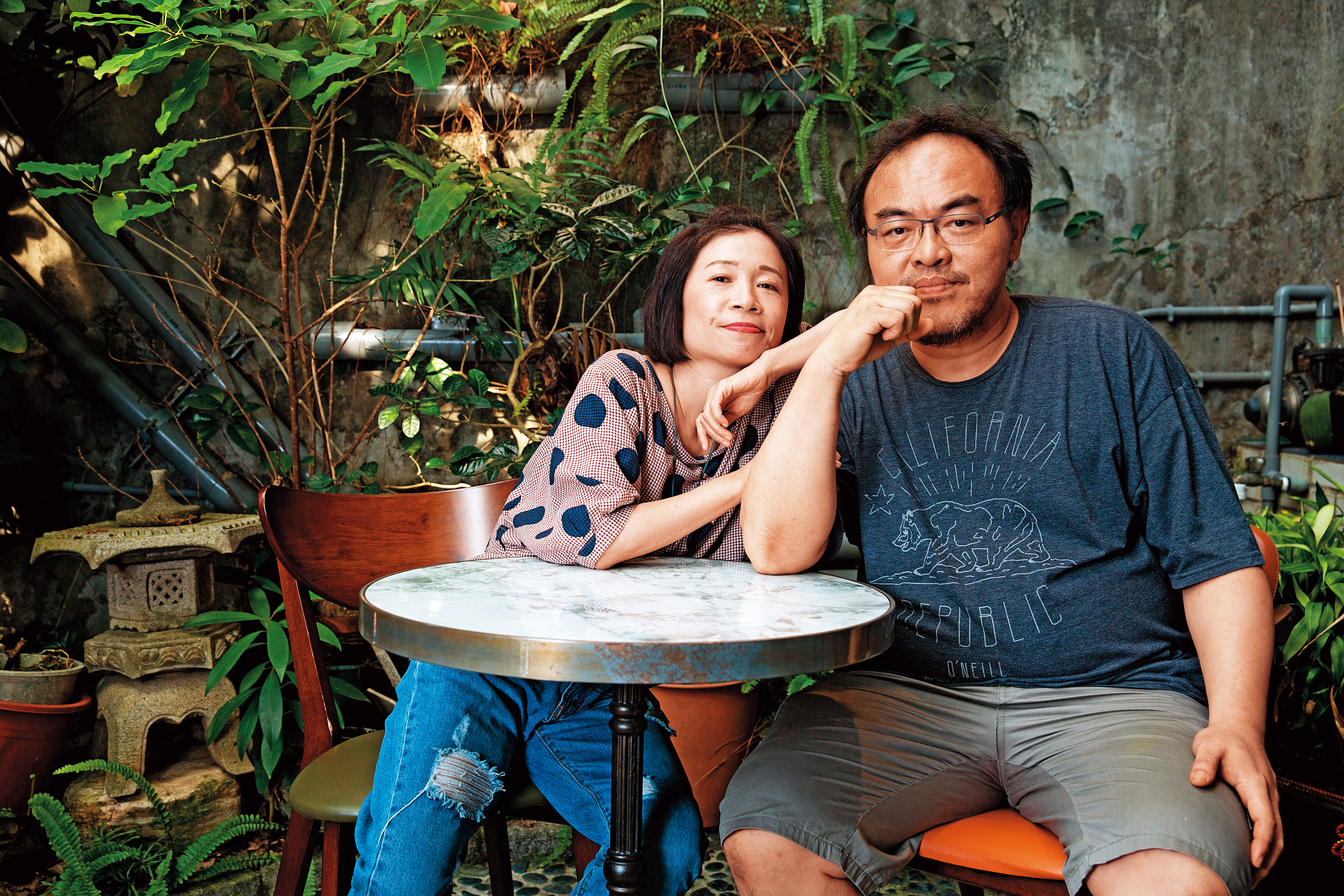 駱以軍（右）和陳雪（左）是文壇眾所皆知的難兄難妹，陳雪在生命搖搖欲墜的時刻，也是駱以軍雪中送炭，傳遞微光。（林煒凱攝）