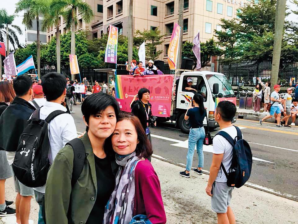 今年是同婚法案通過後的第一次同志大遊行,台北街頭到處可見「有情人終成眷屬」的熱鬧,陳雪(左3)和太太早餐人(左2)也上街去曬恩愛。(翻攝陳雪臉書)
