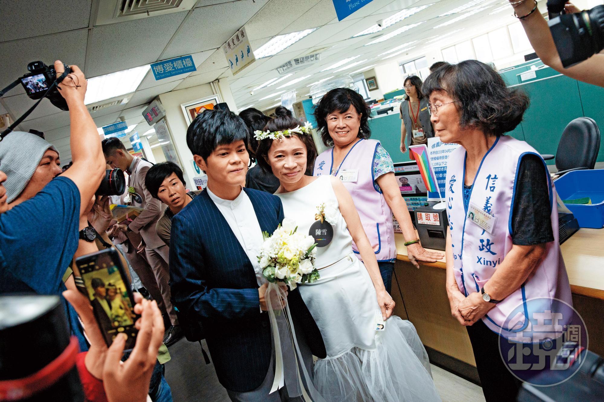今年5月24日，同婚法案上路第一日，陳雪與太太早餐人聯袂前往信義戶政事務所登記成婚。（楊子磊攝）