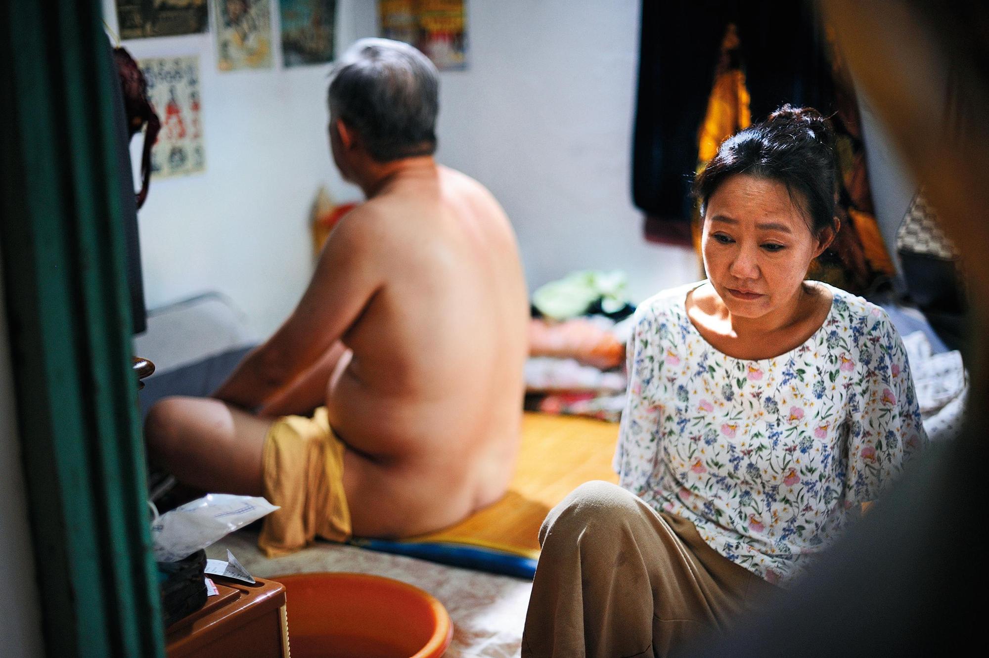 呂雪鳳（右）在片中細心照顧張曉雄（左）飾演的失智症丈夫。（張作驥電影工作室提供）