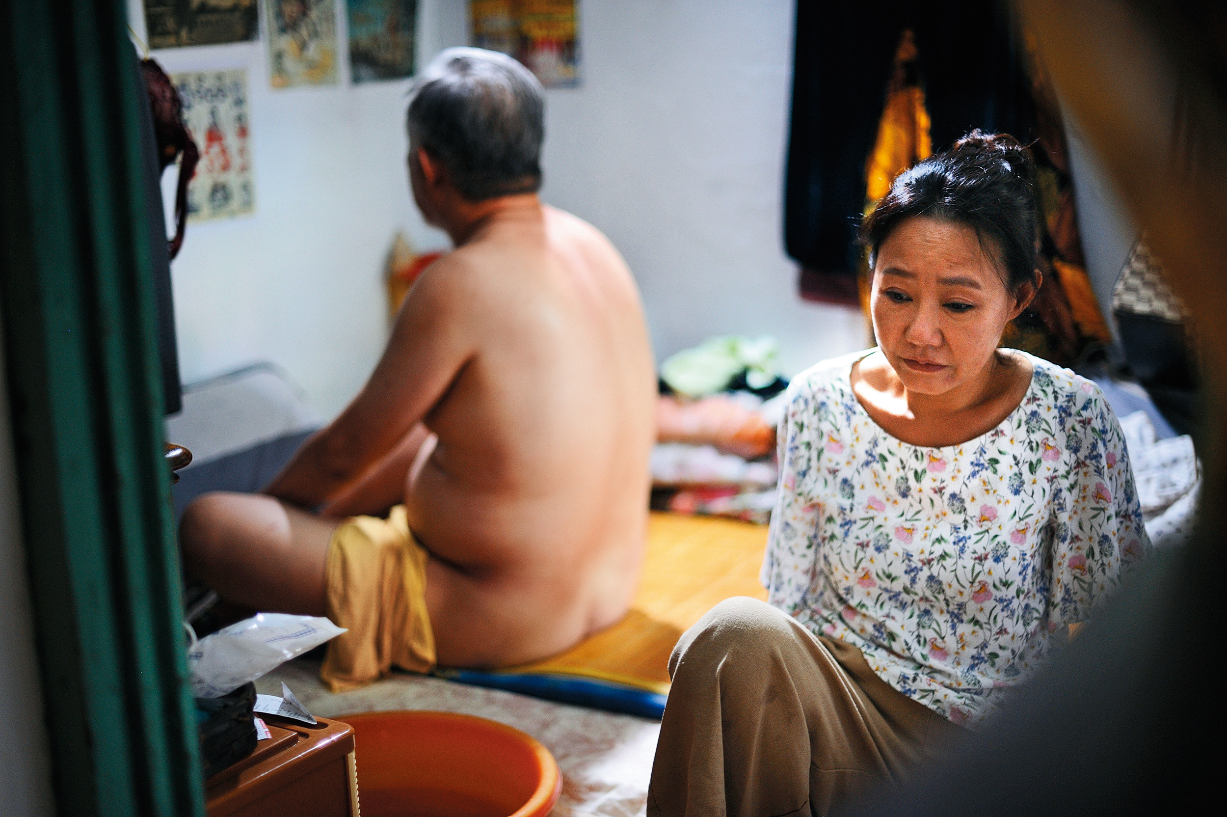 呂雪鳳（右）在片中細心照顧張曉雄（左）飾演的失智症丈夫。（張作驥電影工作室提供）