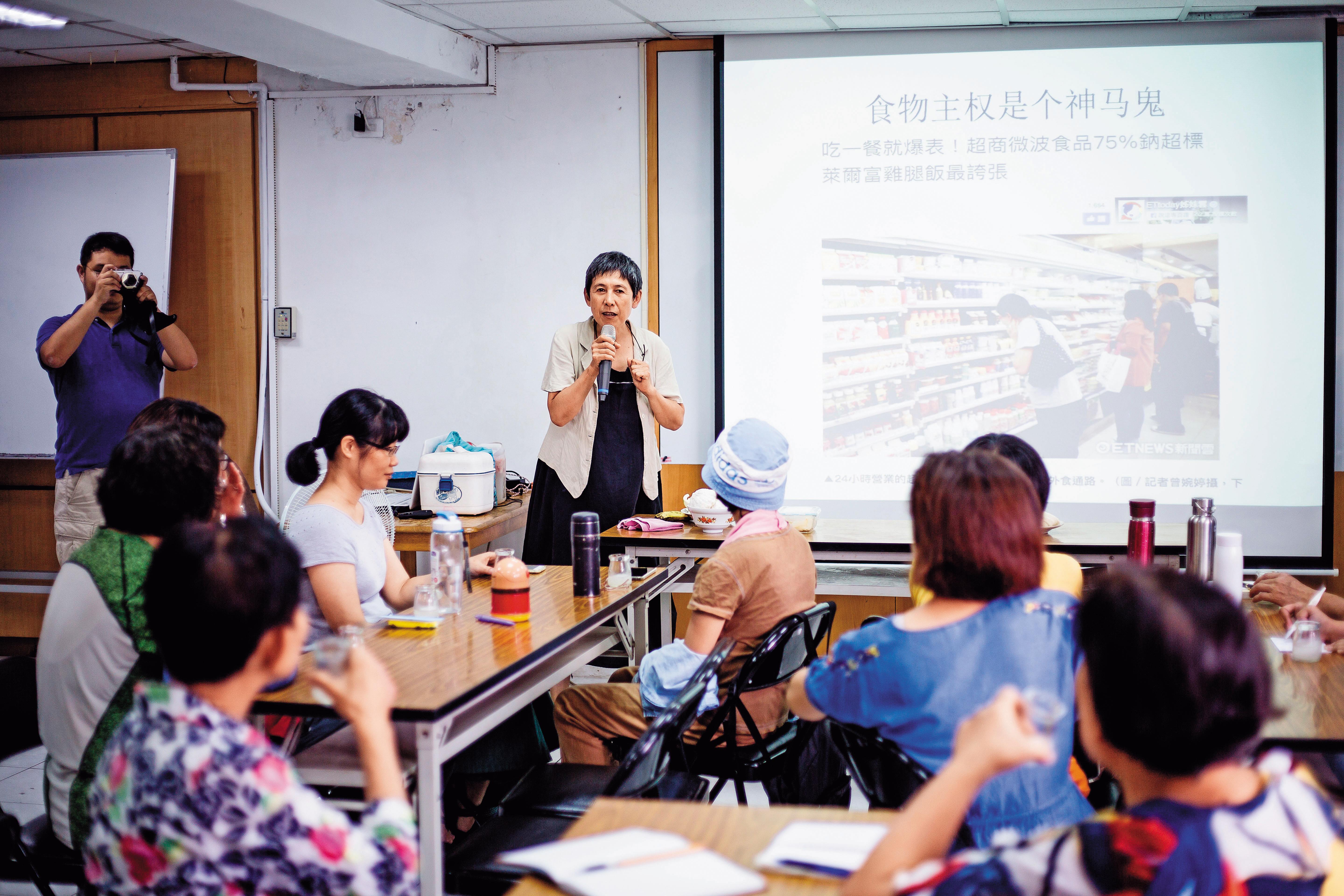 這天在台中主婦聯盟，寇延丁教大家釀酒、製作冷漬果醬，背後目的是翻轉食物生產、消費的行為模式。