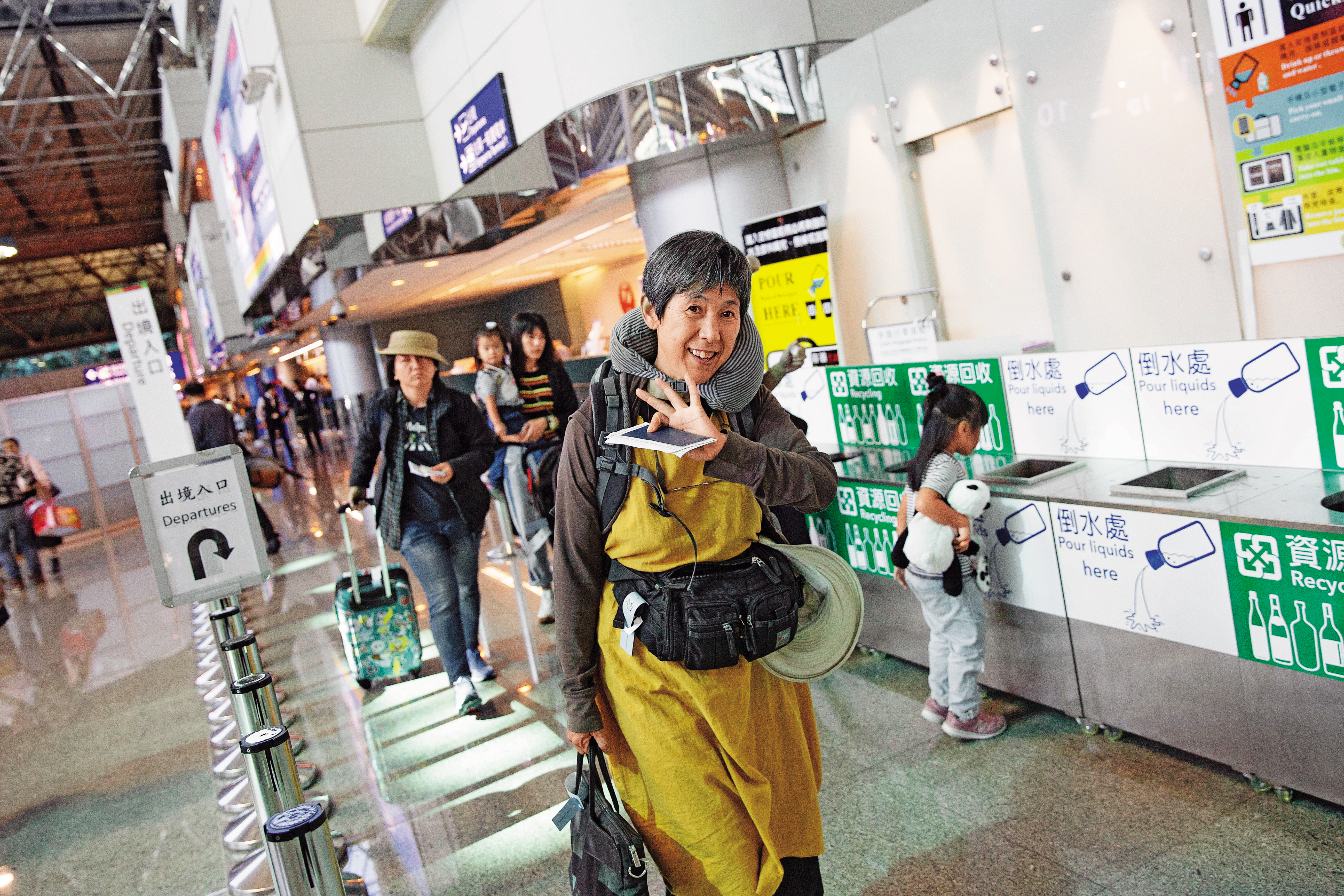 10月25日，寇延丁搭機離開台灣，飛往海南島繼續種田。