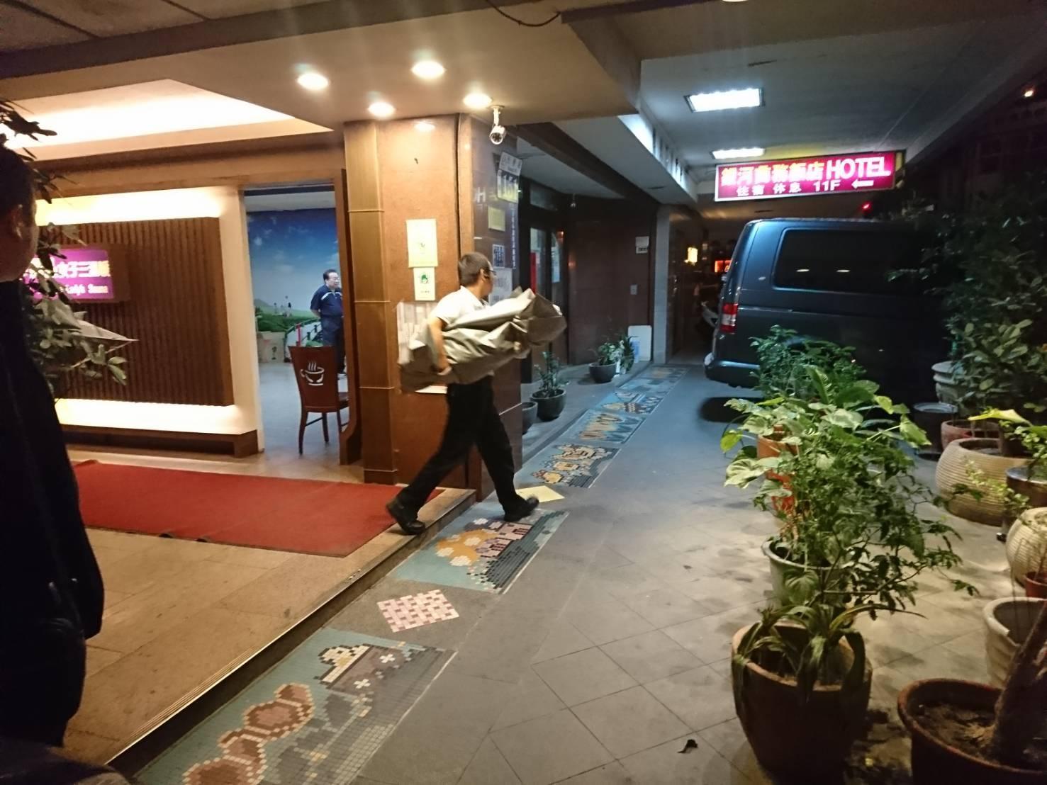 警方將母子遺體搬離現場。（翻攝畫面）