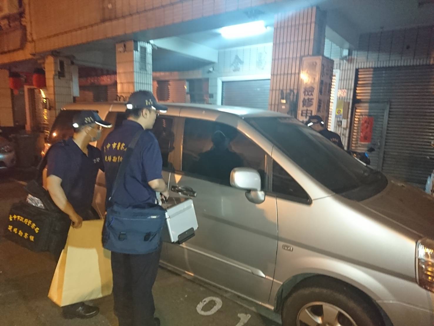 警方鑑識人員進入現場勘驗。（翻攝畫面）