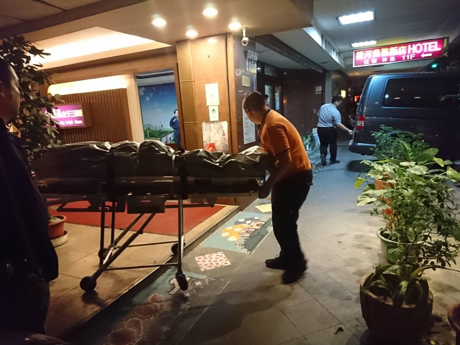 警方將陳女大體運出，送往殯儀館等待檢察官相驗。（翻攝畫面）