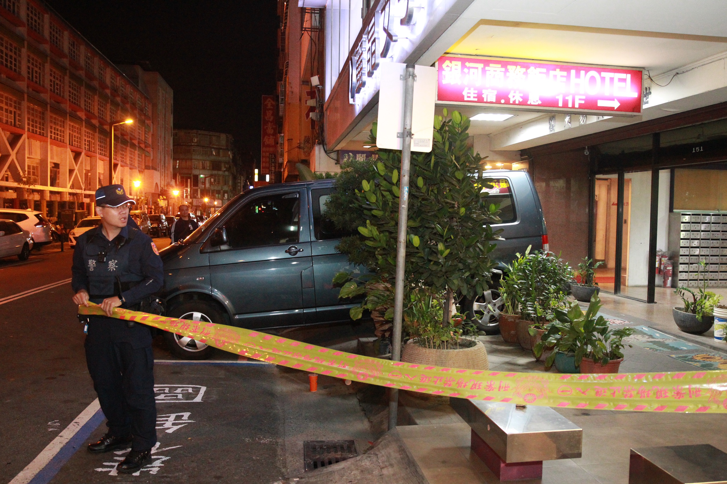 命案發生後，警方封鎖線場勘驗，最後確認是他殺。（翻攝畫面）