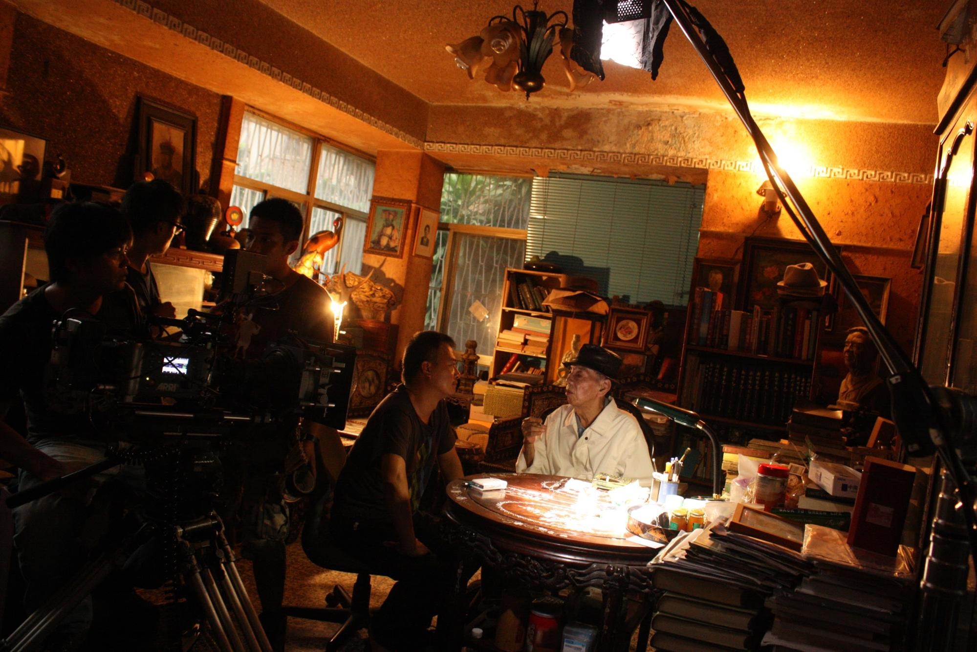 湯湘竹（中左）為了執導紀錄片《餘生—賽德克·巴萊》進行大量訪問。（果子電影提供）