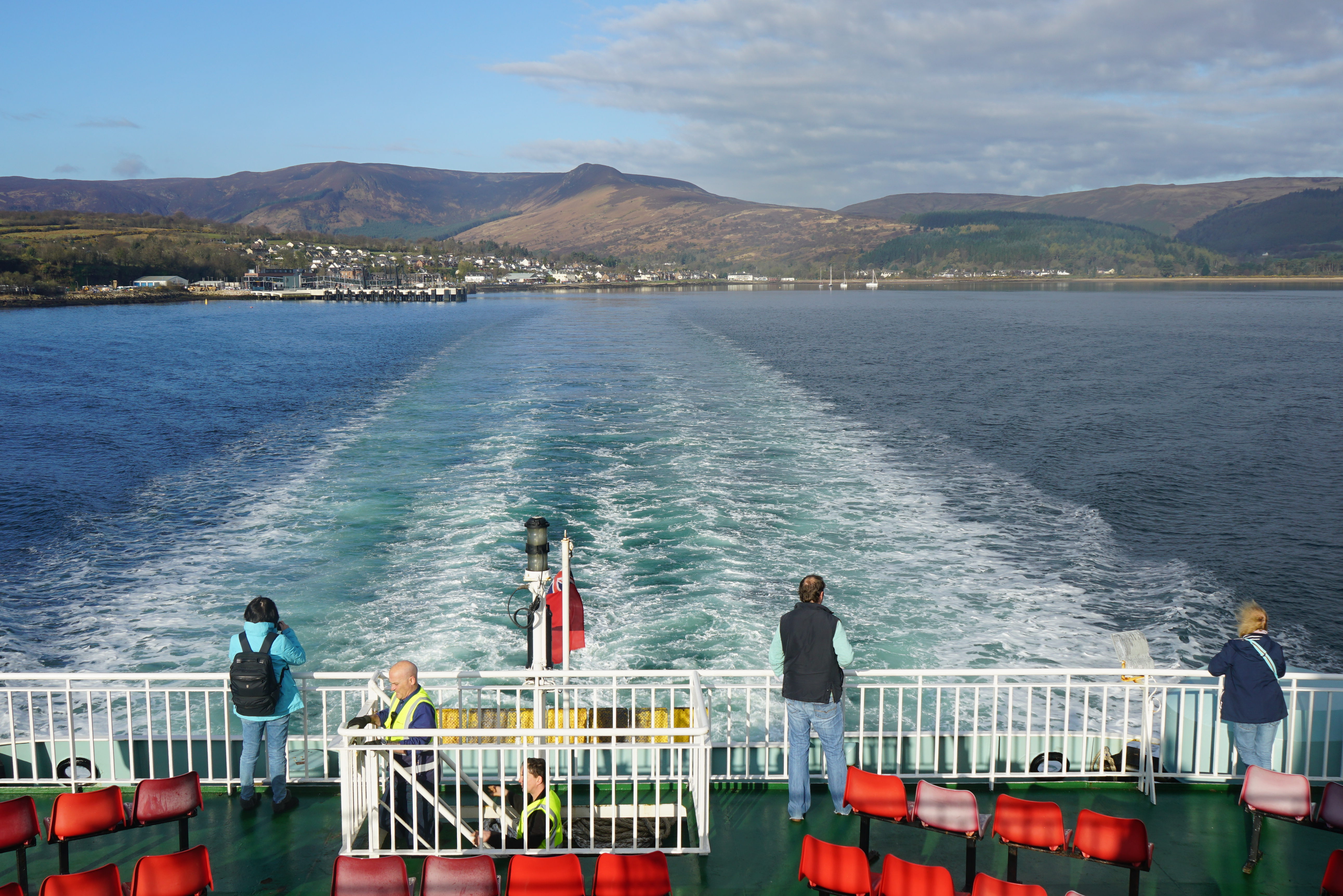 搭上渡輪，便可跨海來到艾倫島，探索島上的原始風光與知名酒廠。