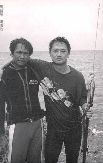 湯湘竹（右）執導的第一部紀錄片《海有多深》以蘭嶼原住民馬目諾（左）為主角。（湯湘竹提供）