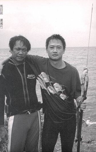 湯湘竹（右）執導的第一部紀錄片《海有多深》以蘭嶼原住民馬目諾（左）為主角。（湯湘竹提供）
