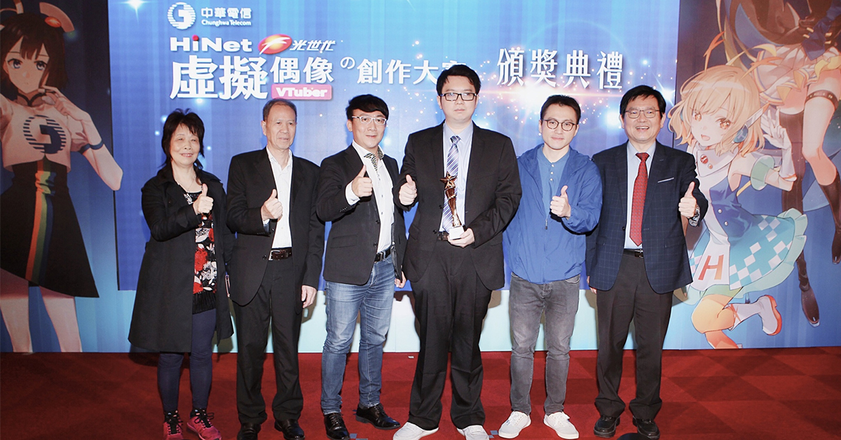 中華電信總經理郭水義(右)頒獎予本次活動金獎虛擬角色「光音凱伶」原創得獎者 NAiK(左)。