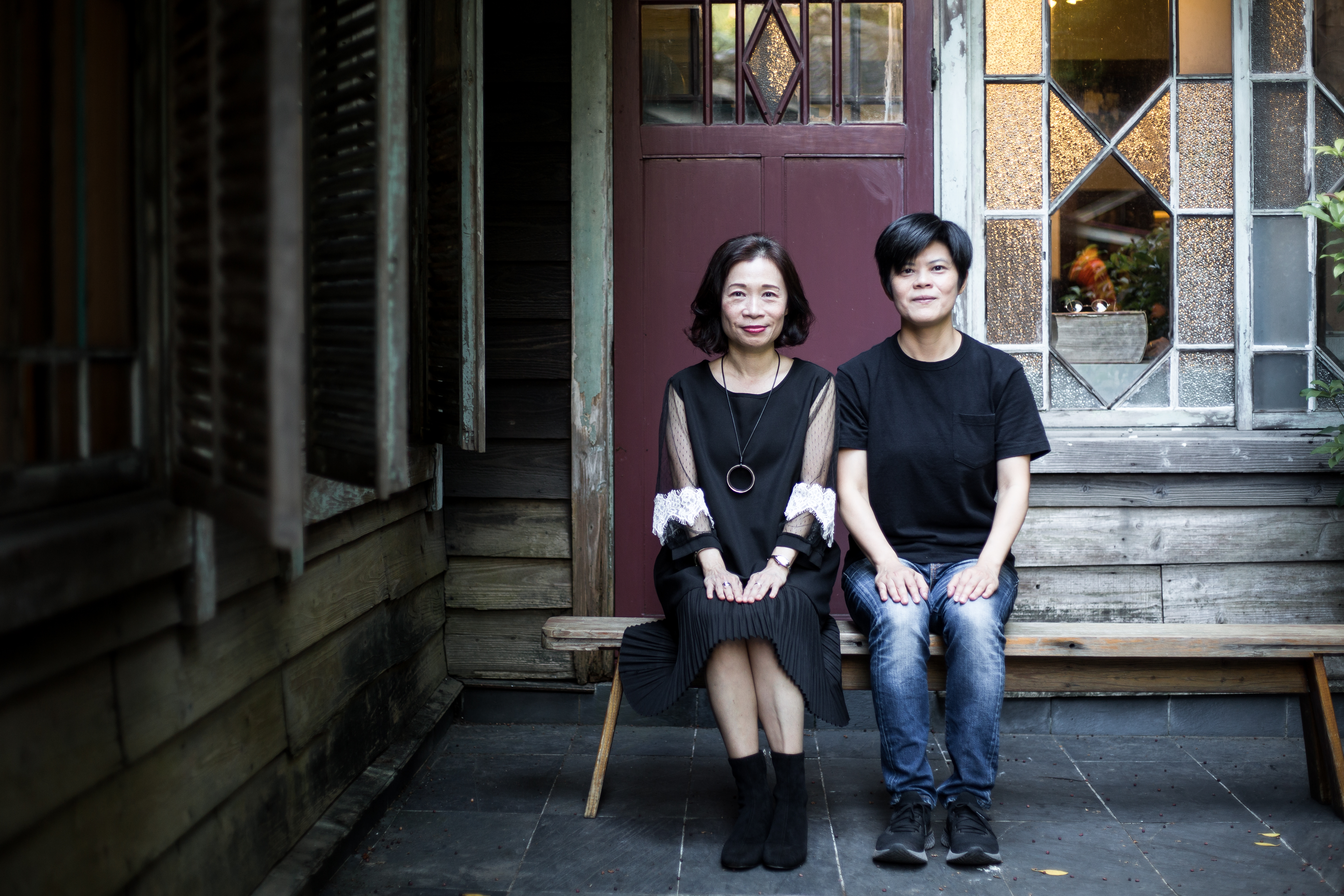 陳雪（左）與太太早餐人（右）結婚十年，從一開始的磨合爭吵，到後來的互相理解、包容，彷彿在沙漠裡尋找到了綠洲。