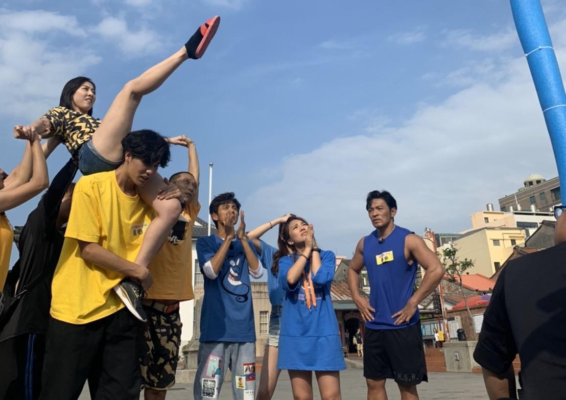眾人挑戰踢拖鞋遊戲，過程中兩隊無不使出渾身解數。（民視提供）
