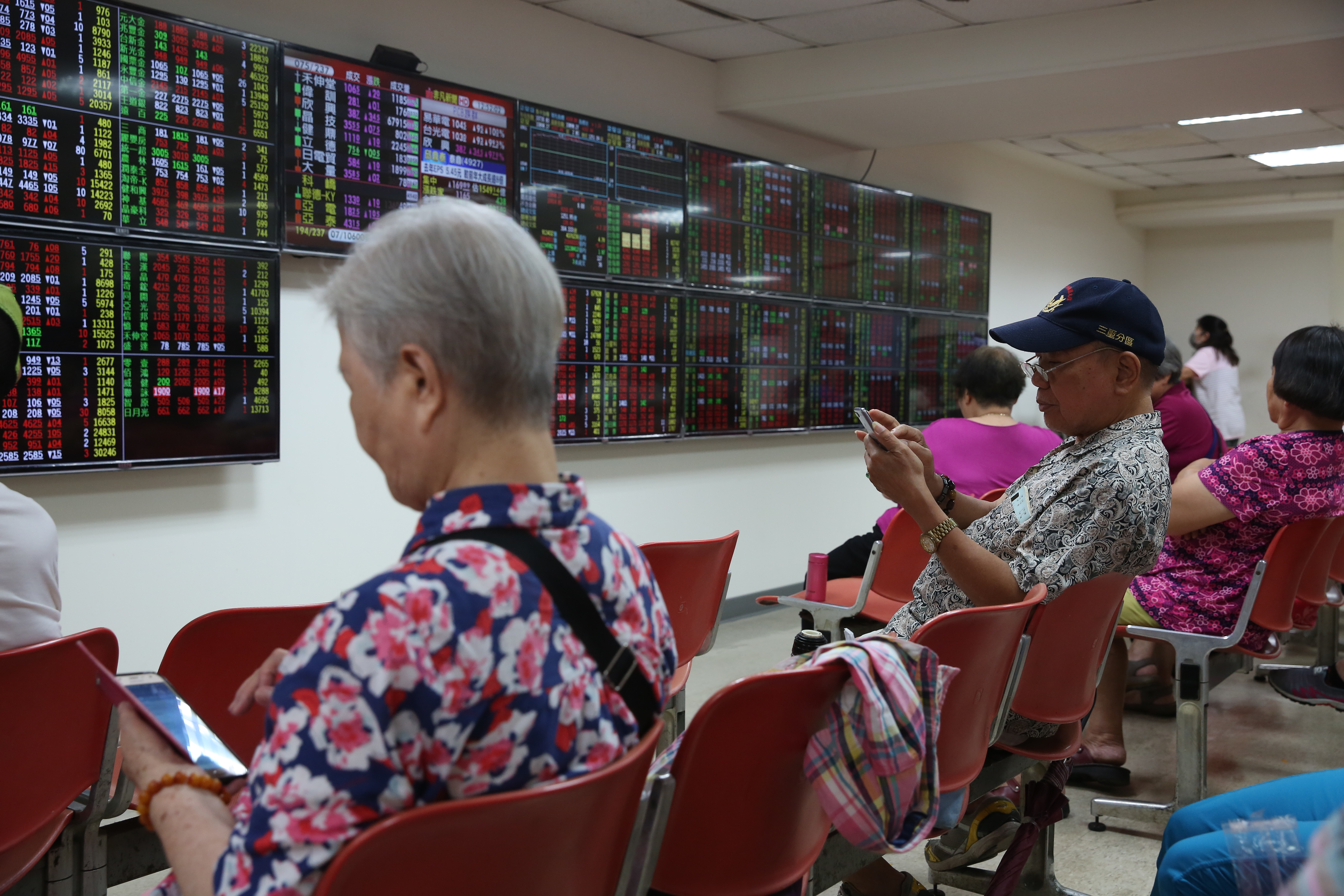 台股本益比來到10年高檔，價值型買盤趨保守，股價基期低的類股如金融與塑化，出現落後補漲。