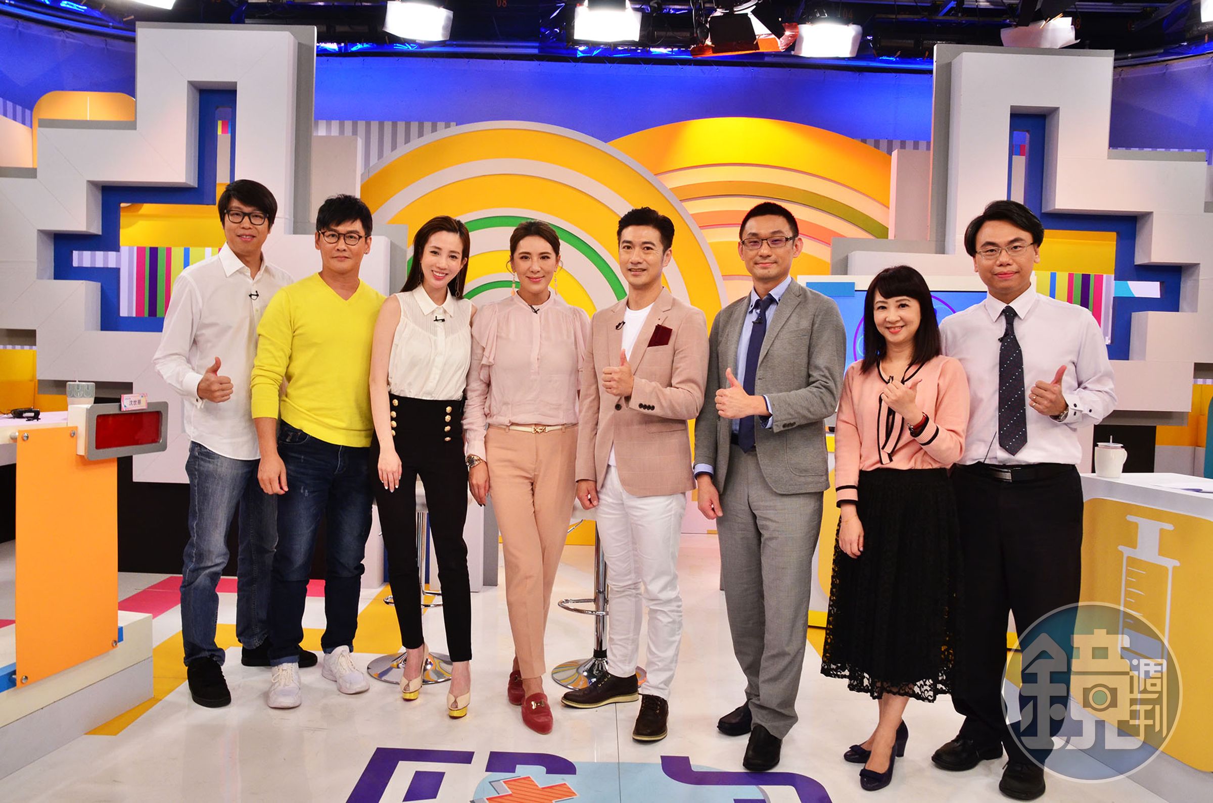 張艾亞、沈世朋日前上緯來《醫次搞定》錄影，張艾亞自招是標準螃蟹控。（緯來提供）