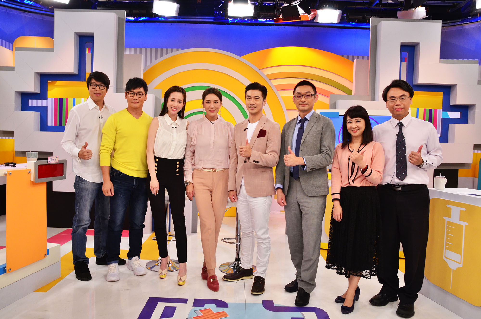 張艾亞、沈世朋日前上緯來《醫次搞定》錄影，張艾亞自招是標準螃蟹控。（緯來提供）