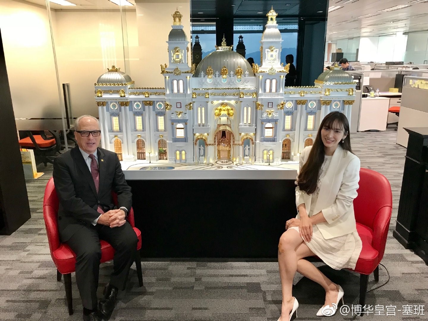 「博華皇宮」 據傳花費近千億台幣打造，吳佩慈不時在微博曬圖賣力宣傳。（翻攝自博華皇宮微博）