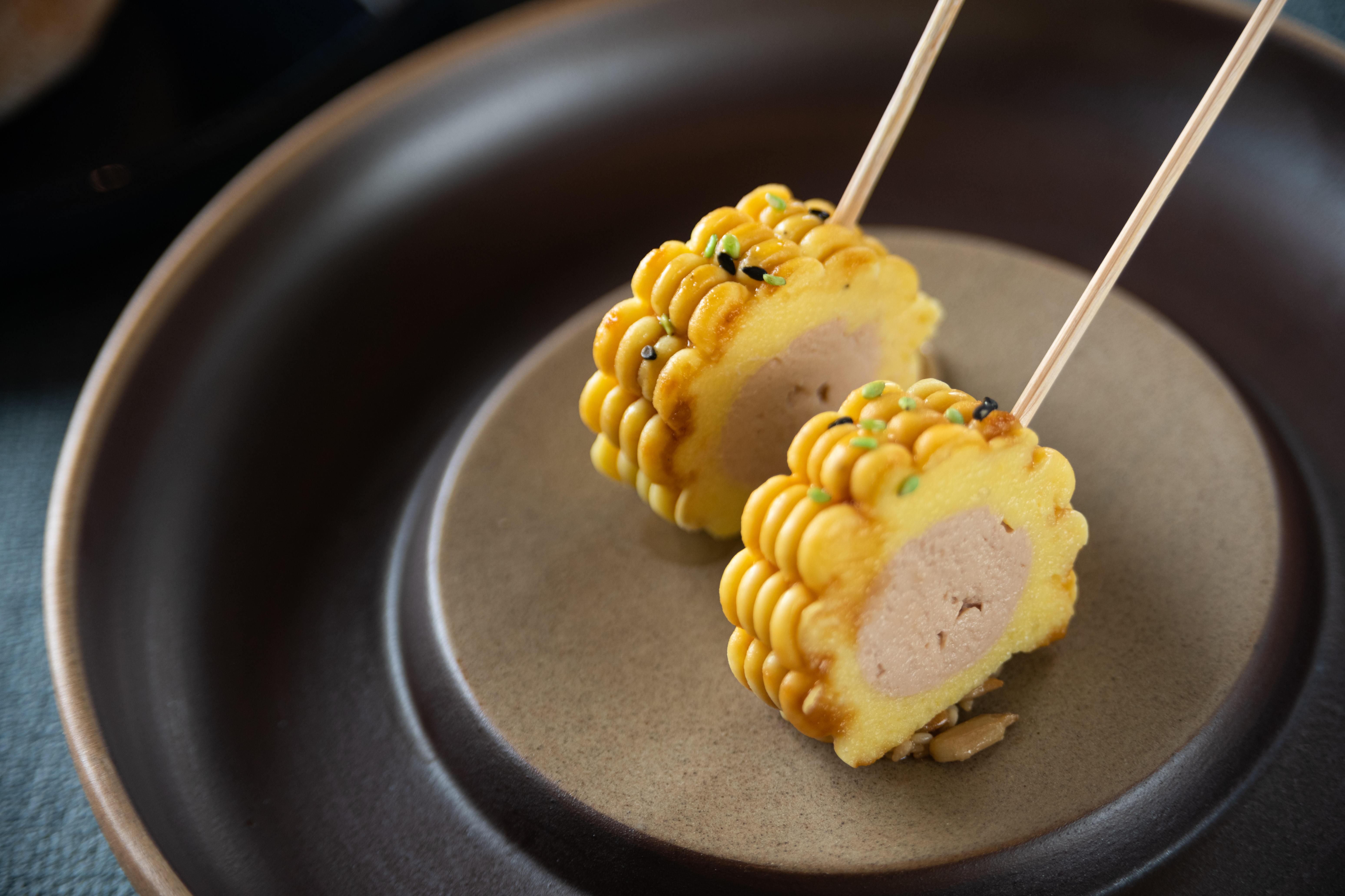 驚奇小點「爆米花鴨肝慕斯」用玉米慕斯、鴨肝慕斯表現擬真玉米。（隨套餐附贈1道，不定期更換內容）