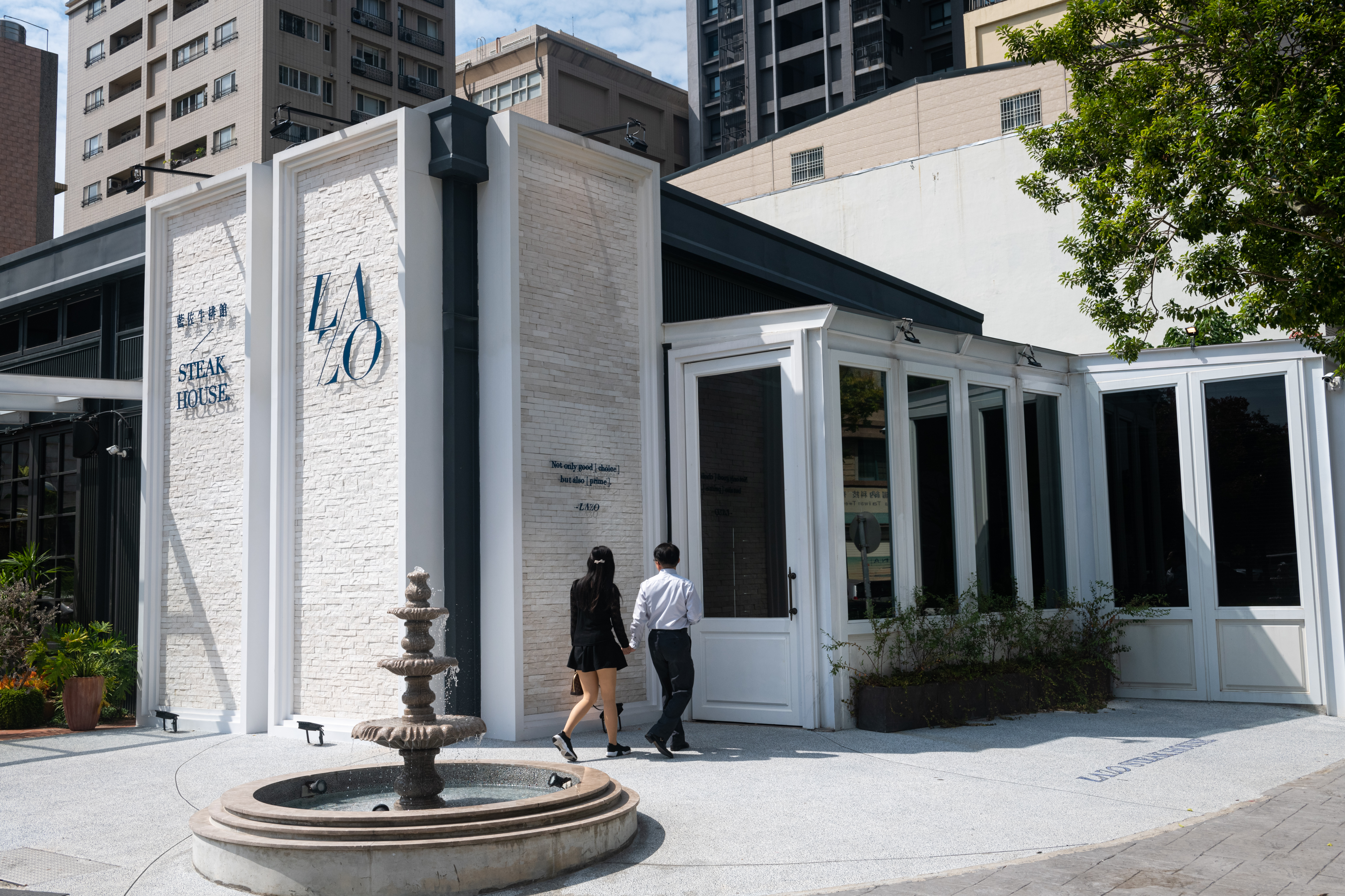白色外觀在新社區中，格外顯眼。