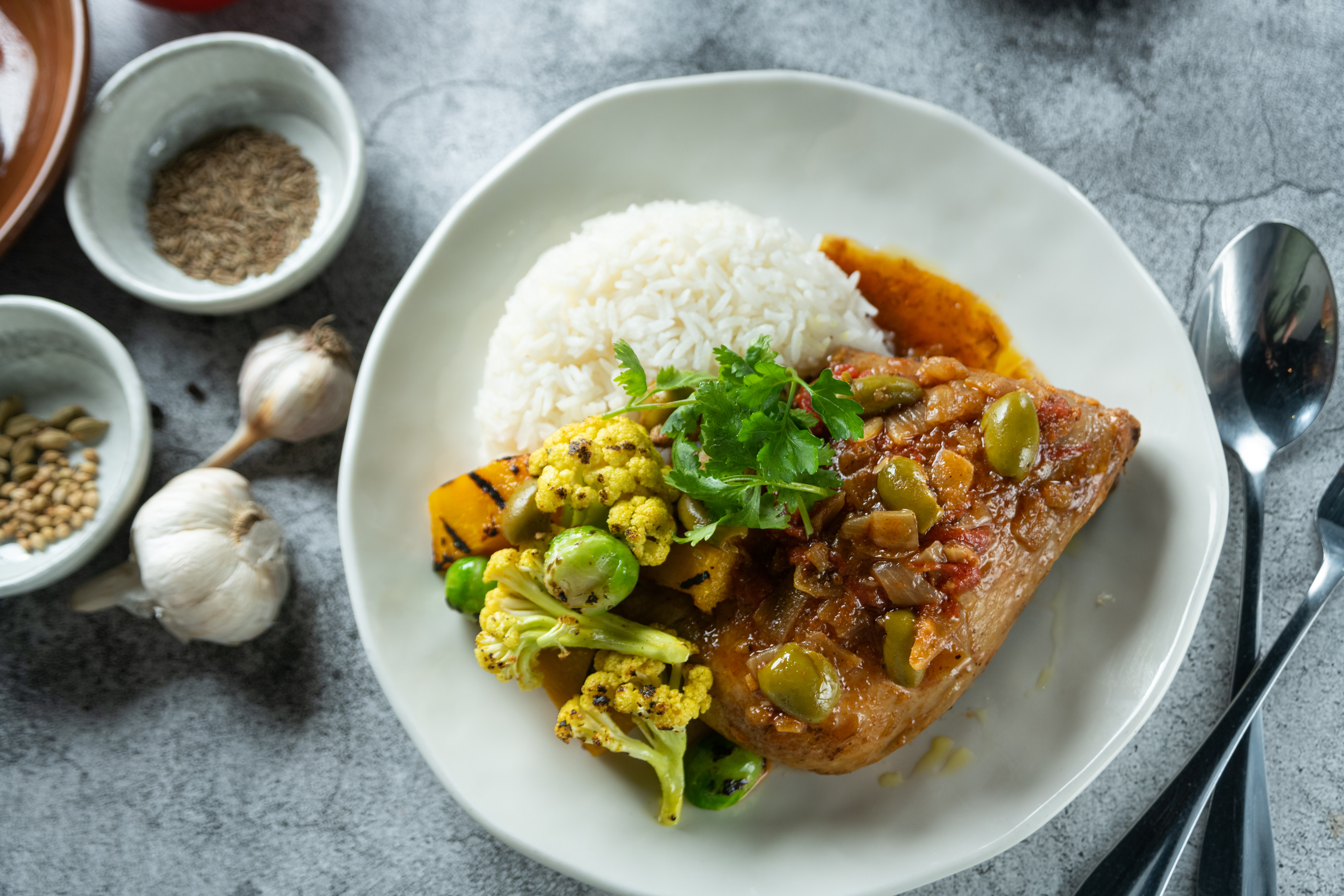 「摩洛哥燉雞肉飯」小茴香、孜然、紅椒粉、醃檸檬加上洋蔥、番茄慢燉雞腿,豪邁扒飯嗑肉,太過癮。(490元/份)
