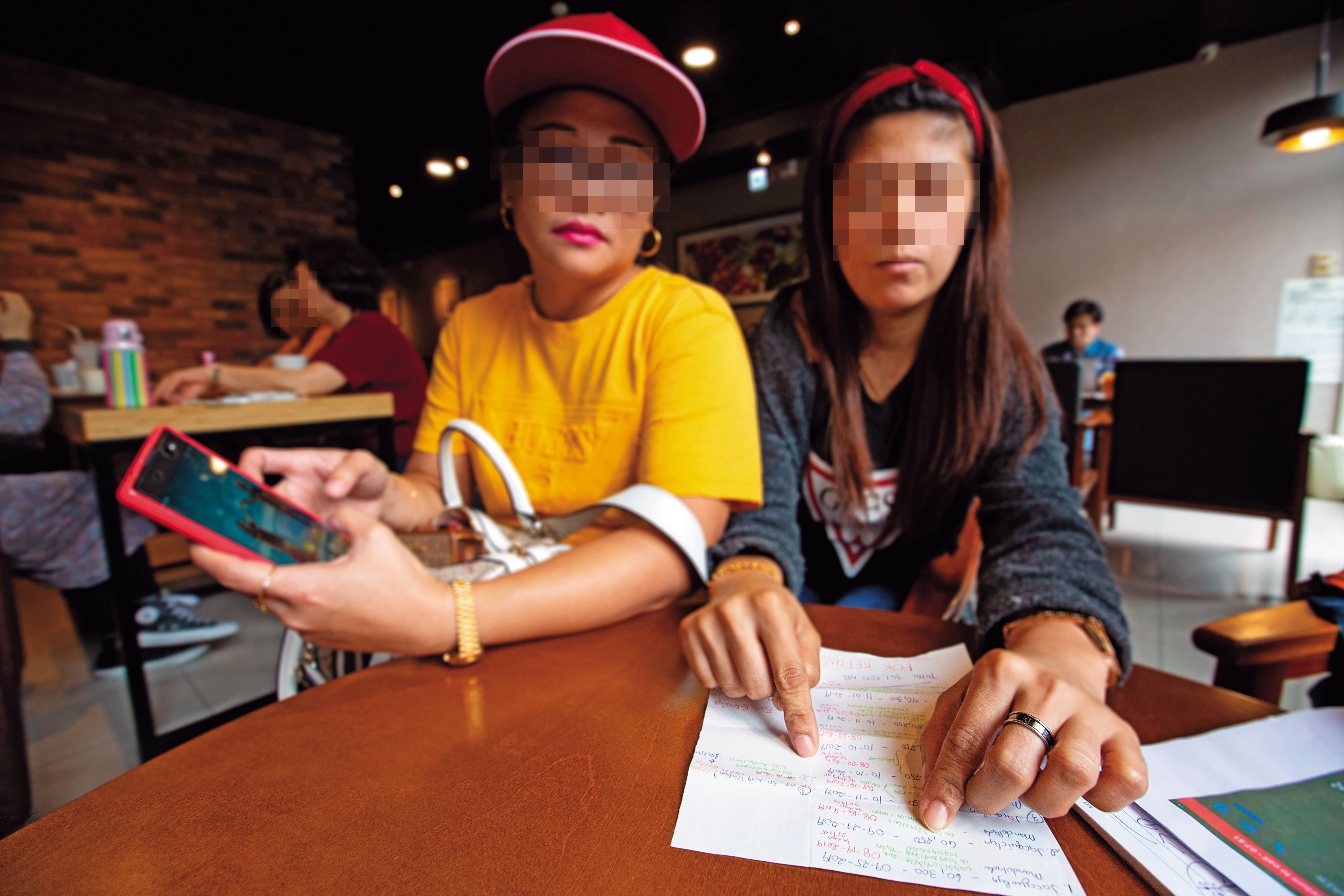 小潔（右）為同鄉作保被倒80萬元，想多賺點錢，才與黛比（左）合資投資，卻又受騙。