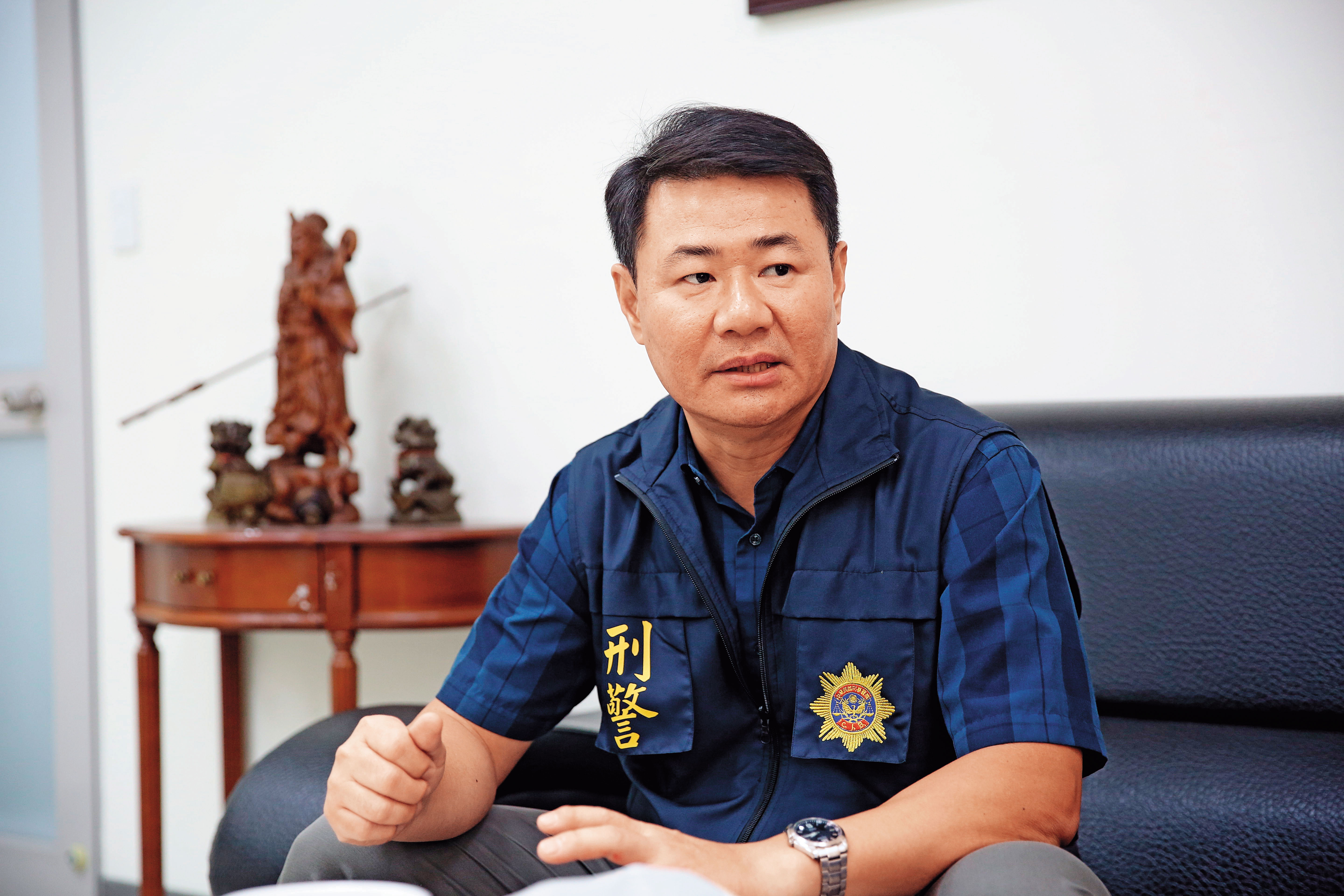台中市五分局偵查隊副隊長謝志遠呼籲,移工應透過正常管道匯款回母國。