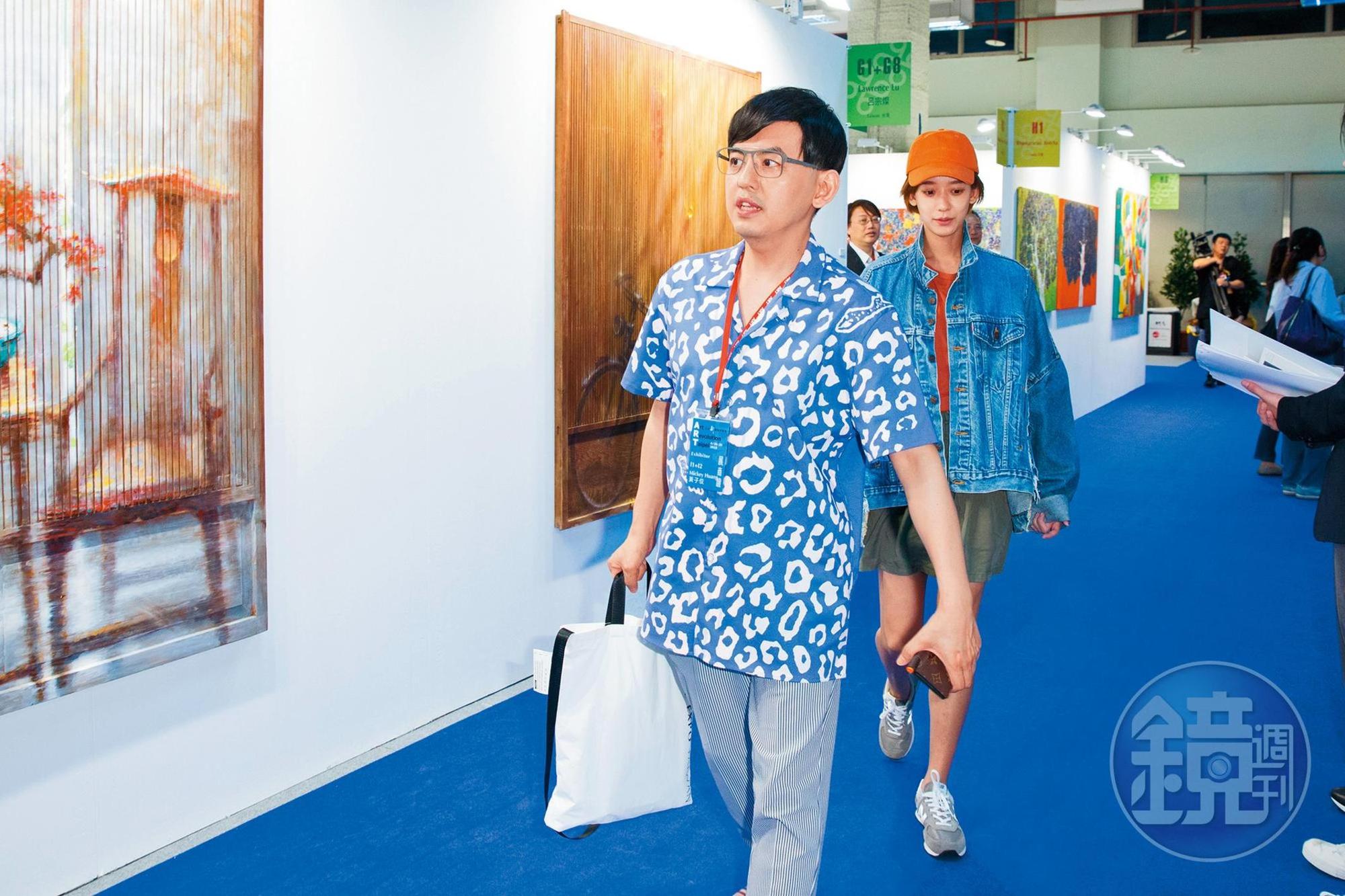 黃子佼放假會去看展覽增加見聞。右為孟耿如。