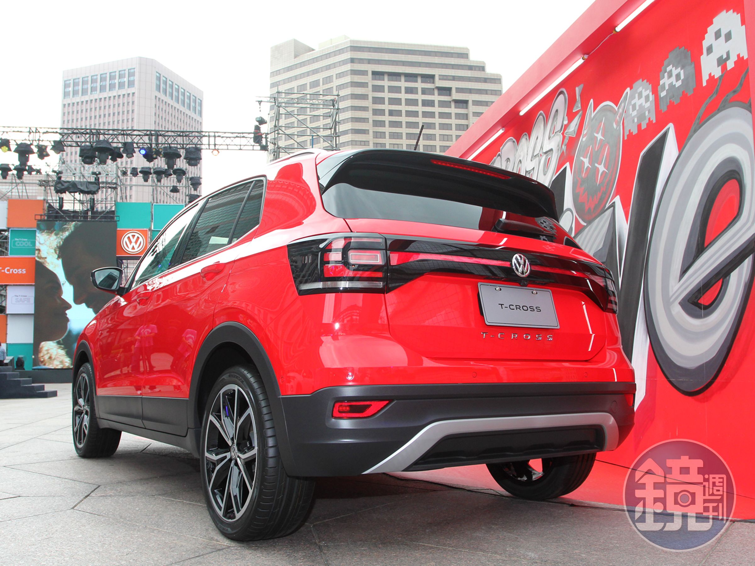 The T-Cross 是Volkswagen首款車尾採用全新設計的中央鍍鉻車型銘牌，搭配燻黑處理且具反光效果的鋼琴烤漆反光飾板、Volkswagen Logo和C型LED高亮度尾燈一氣呵成。