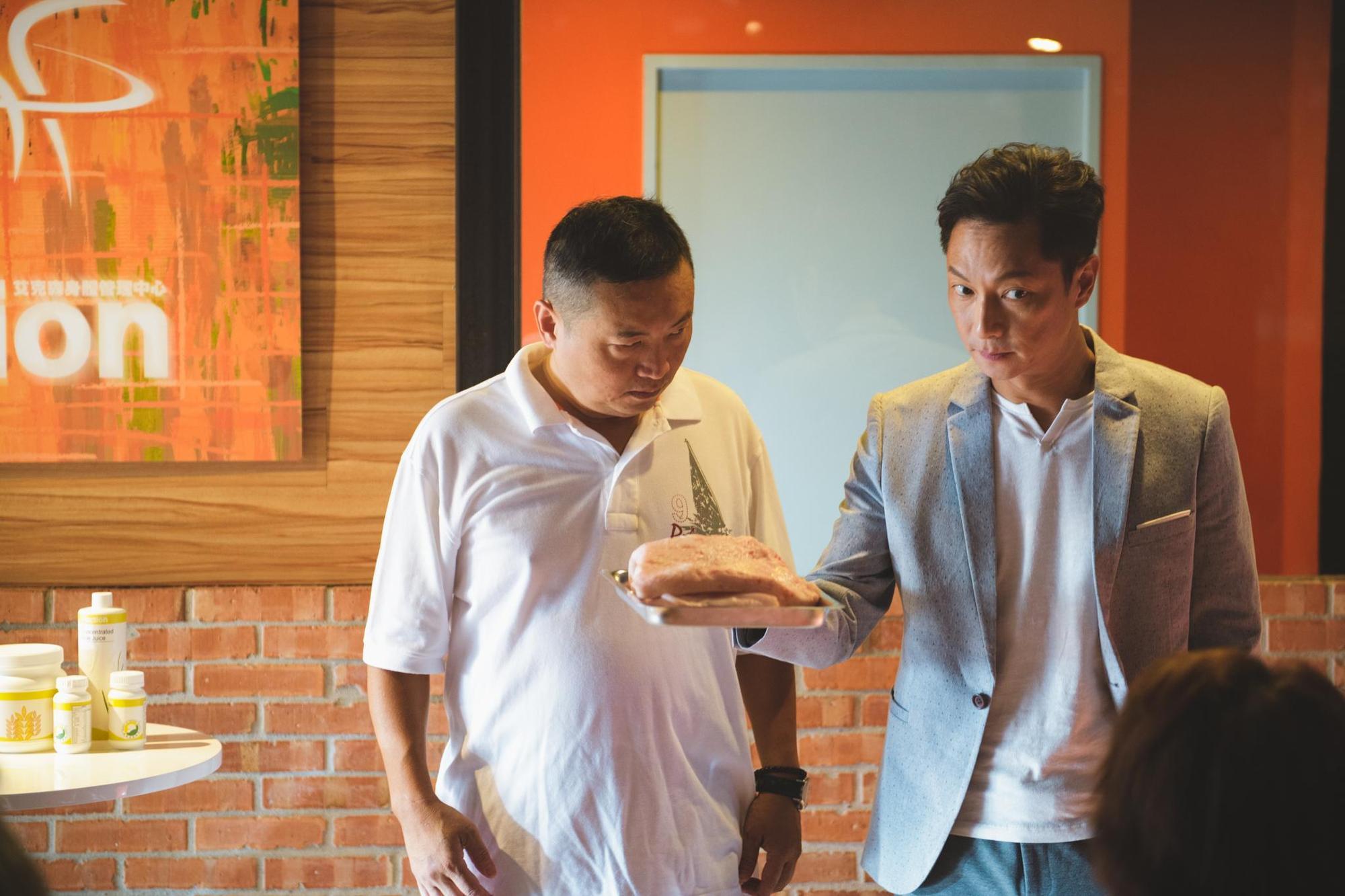 謝祖武用一塊大豬油嚇倒來減肥的學員,連不願減肥的人也乖乖順從。(一响電影提供)