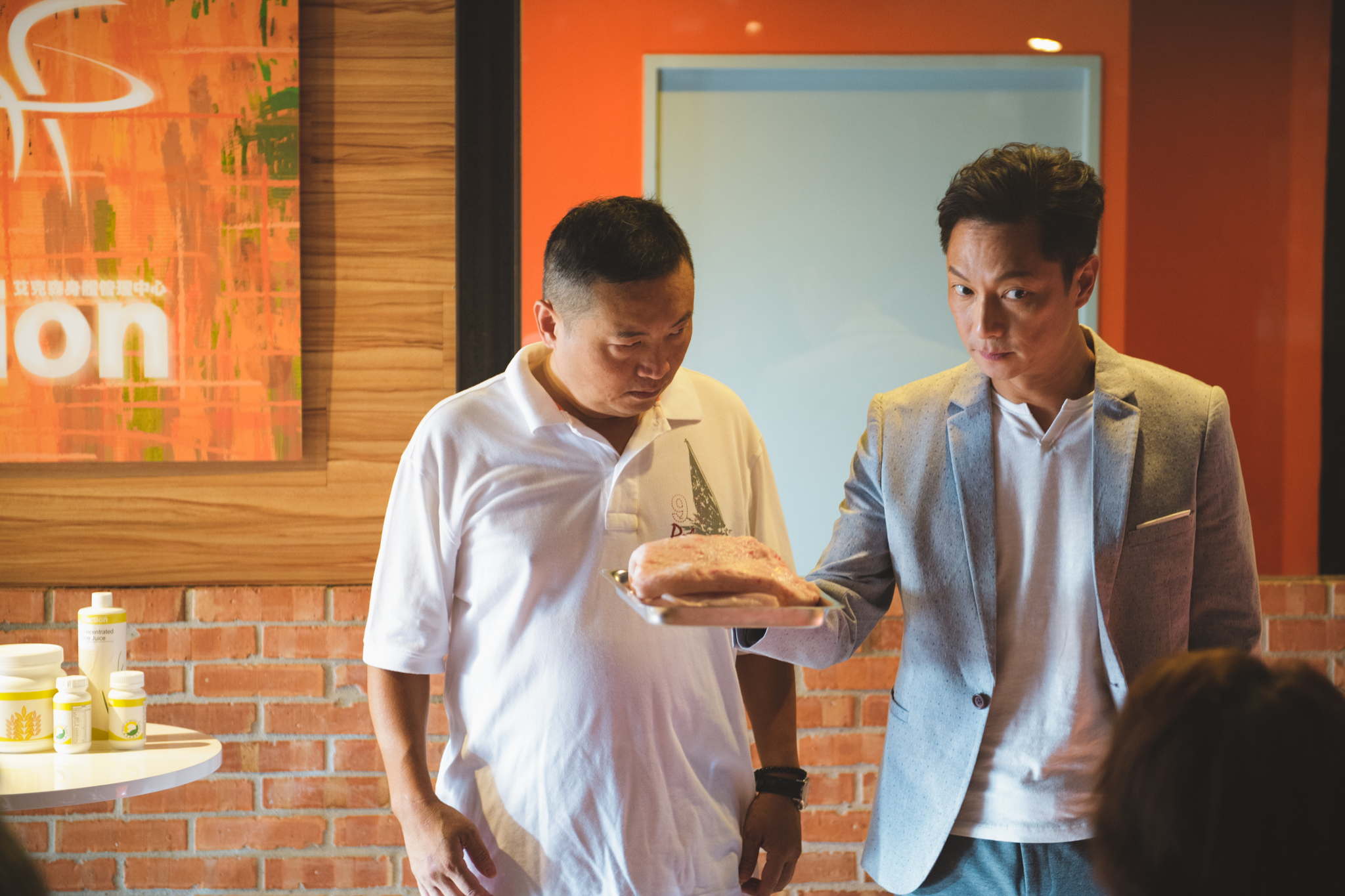 謝祖武用一塊大豬油嚇倒來減肥的學員，連不願減肥的人也乖乖順從。（一响電影提供）