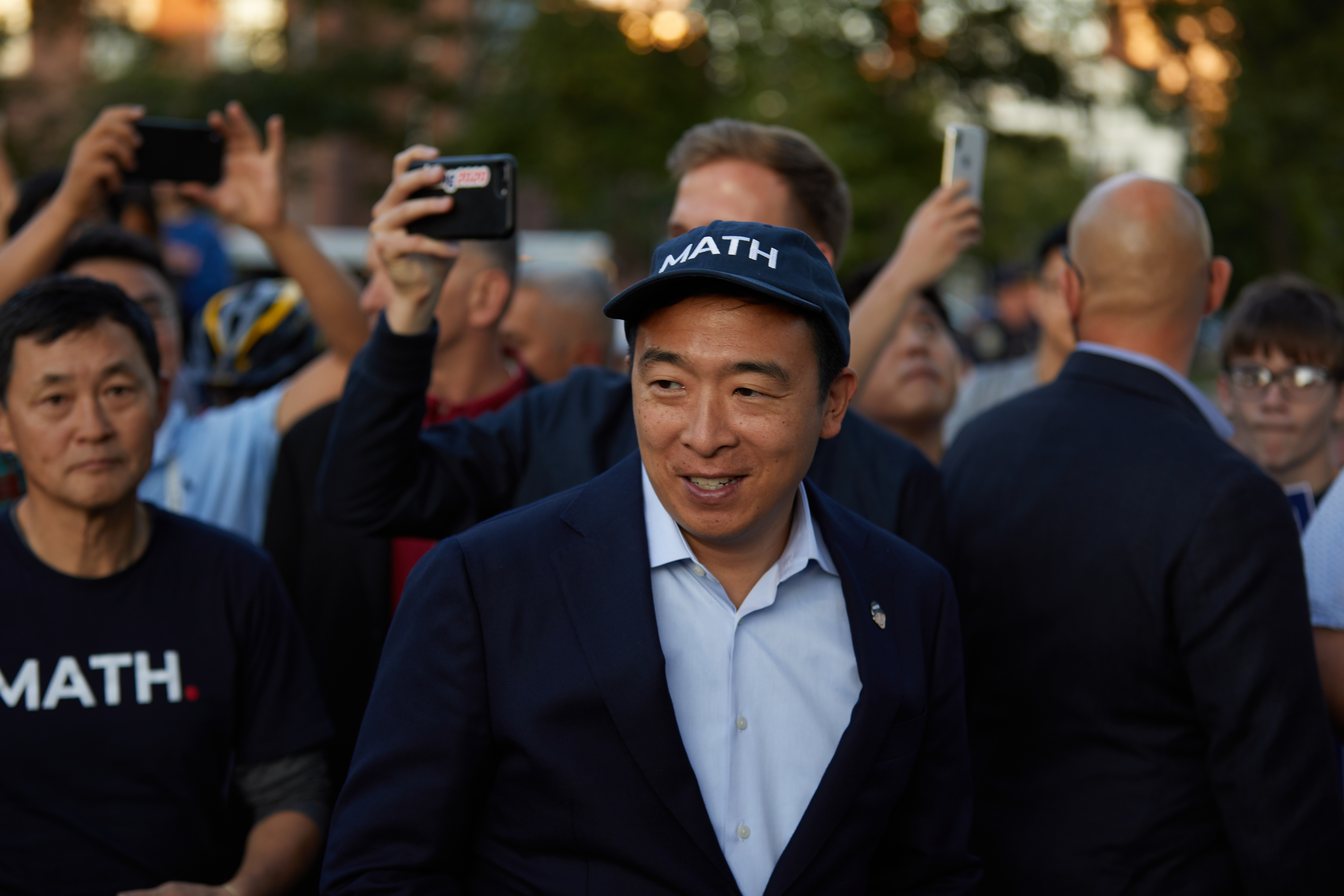 2019年9月16日，楊安澤在麻州劍橋的造勢活動，頭戴MATH字樣的棒球帽。（東方IC）