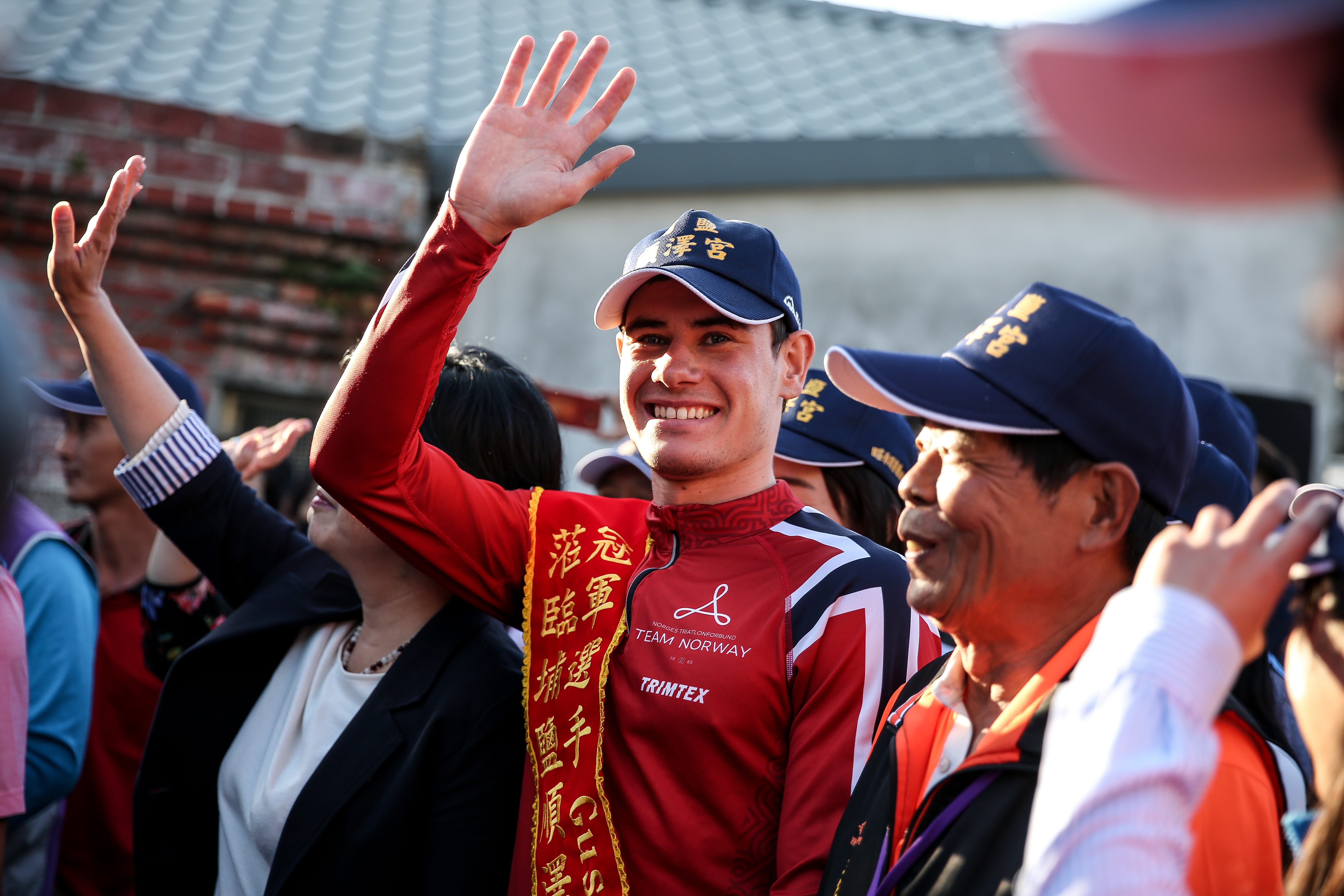 挪威三鐵冠軍伊登今天來到彰化埔鹽順澤宮，頭上仍戴著近來在台灣暴紅的冠軍神帽，吸引了大批媒體與人潮。