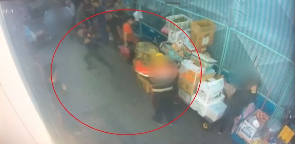 警勸不聽要沒入攤駕時，蘇翁竟拿鐮刀追砍，李員用辣椒水制止。（翻攝畫面）