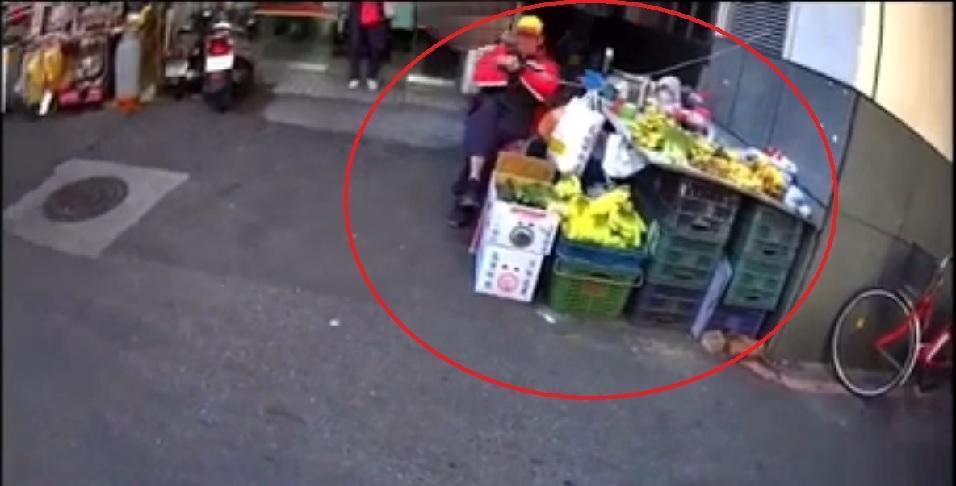 警勸不聽要沒入攤駕時，蘇翁竟拿鐮刀追砍，李員用辣椒水制止。（翻攝畫面）
