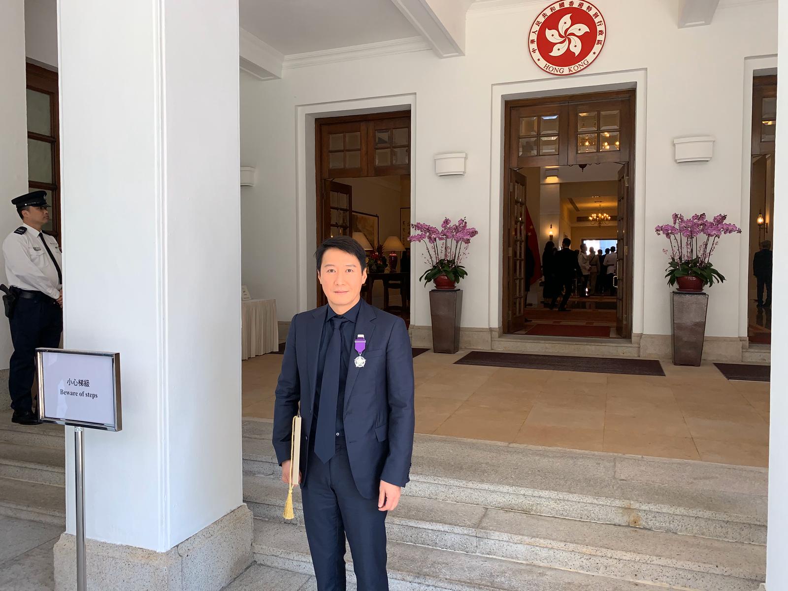 52歲港星黎明今日第3度獲授勳，他於早上到達禮賓府，獲頒授「銀紫荊星章」。（黎明提供）