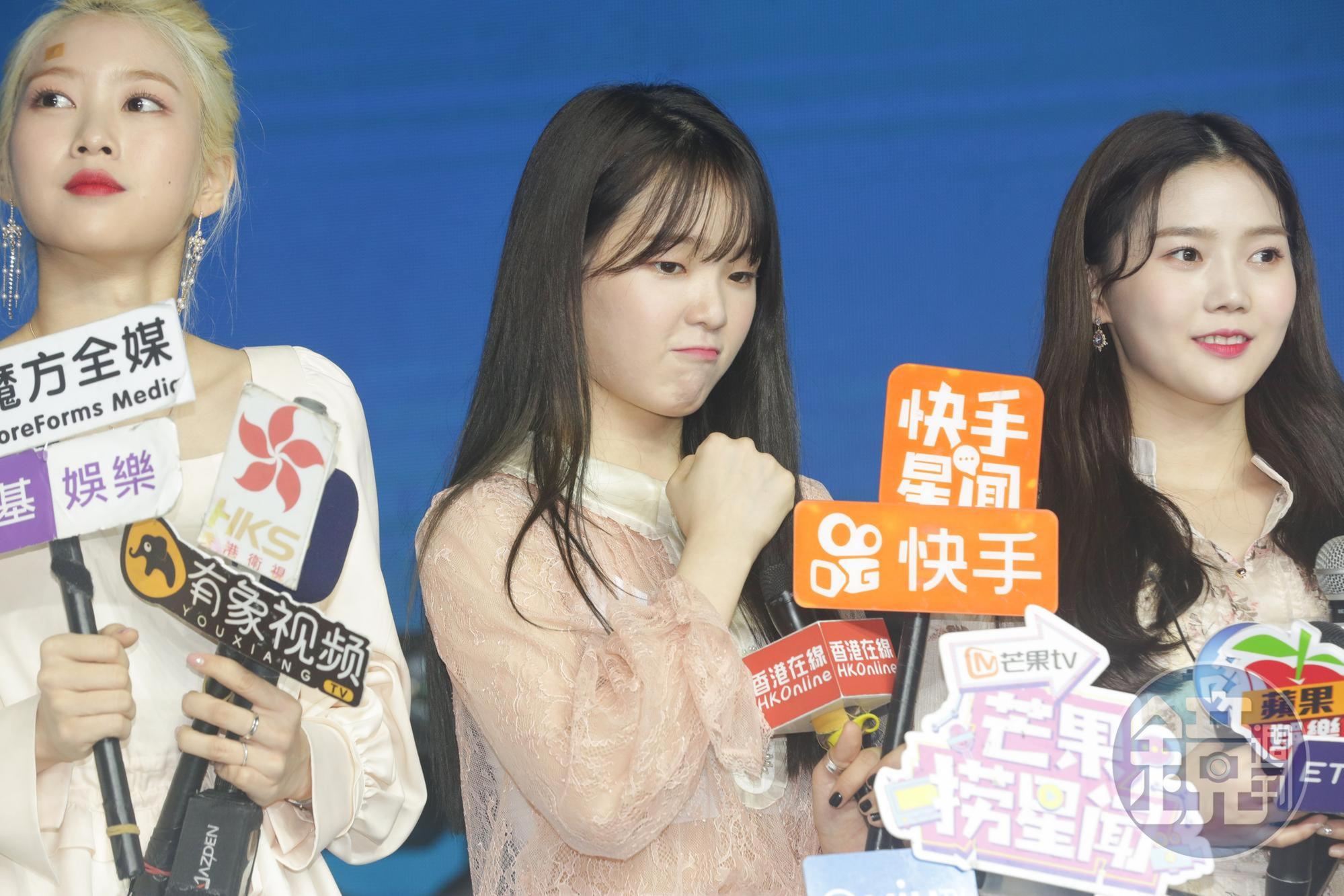 韓國女團OH MY GIRL勝熙（中）為圓歌手夢，經歷多次試鏡落選經驗，但並沒有放棄夢想。