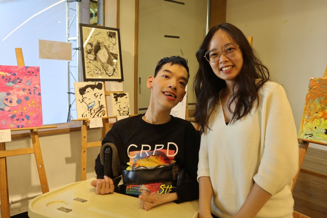 先天重度腦痲的哲毅與暖系畫家蔤家綺共同創作，驚豔全場。（伊甸基金會提供）