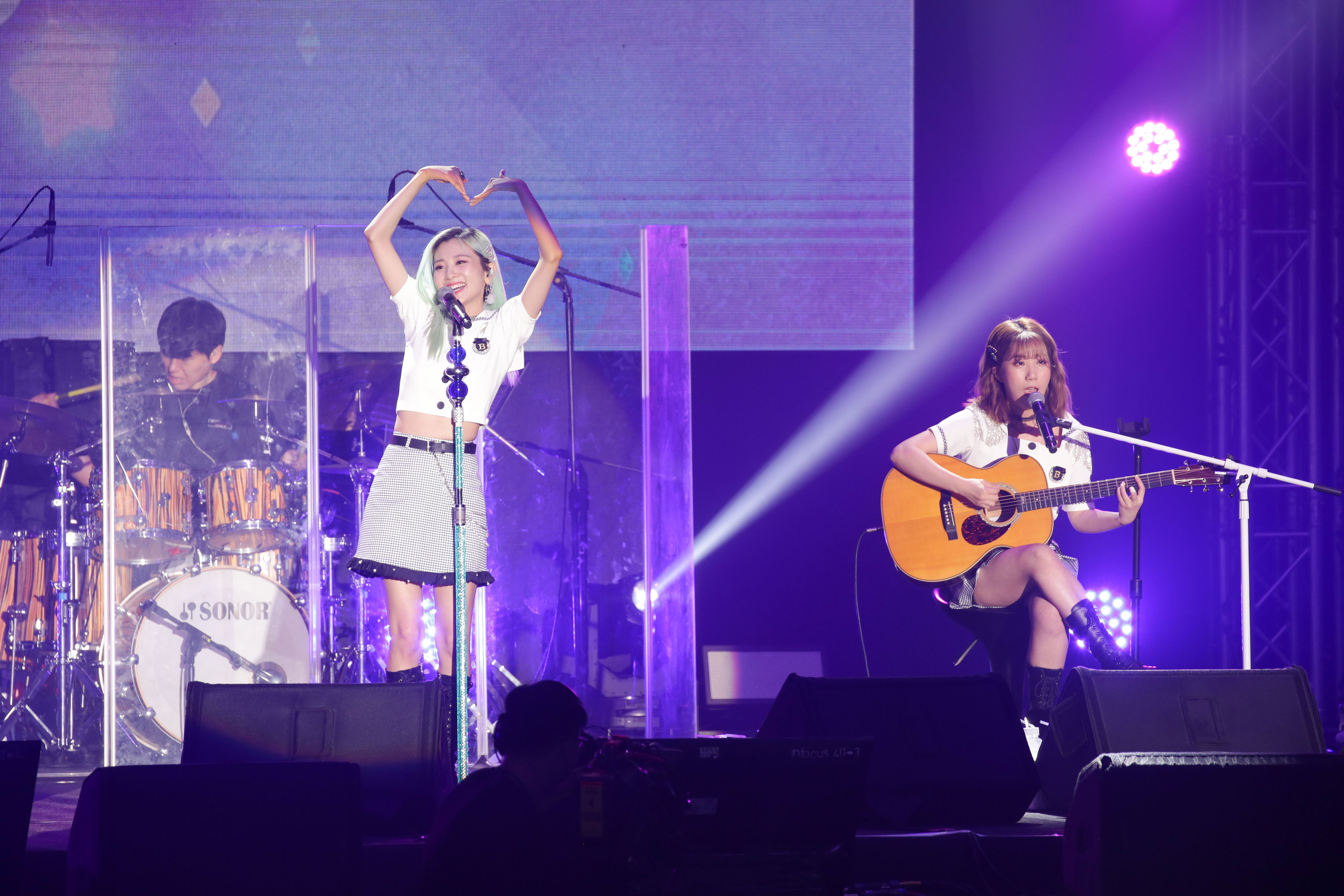 臉紅的思春期讚台迷超浪漫	全場愛心大放送